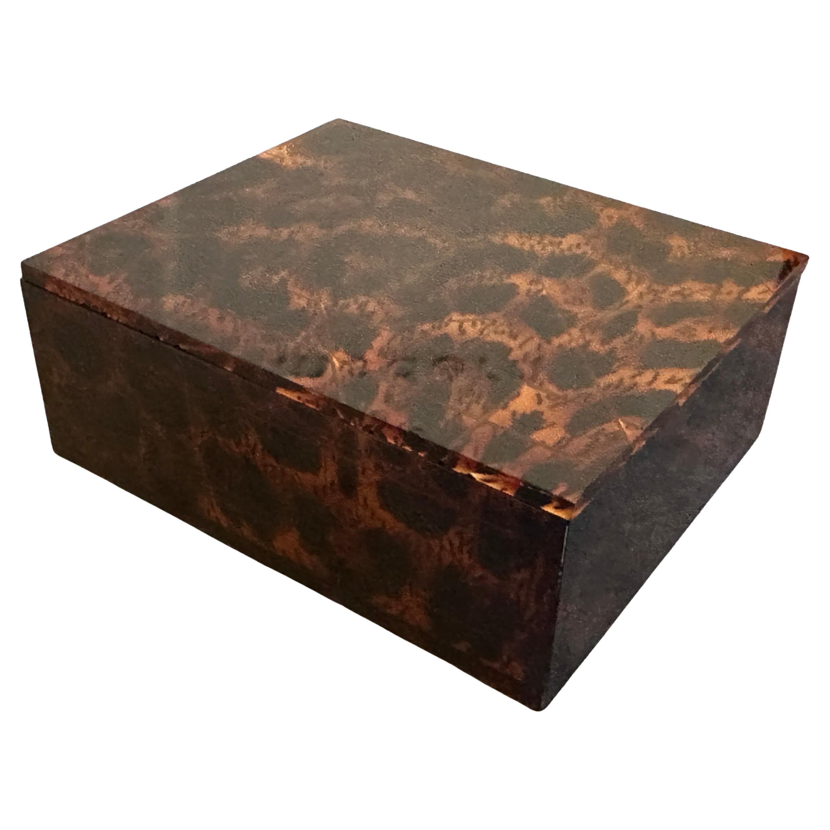 Une boîte de rangement de luxe Christian Dior Home des années 1980, exceptionnellement chic et de collection. Cette pièce illustre le glamour et le maximalisme de l'époque tout en conservant une silhouette sophistiquée de style moderne du milieu du