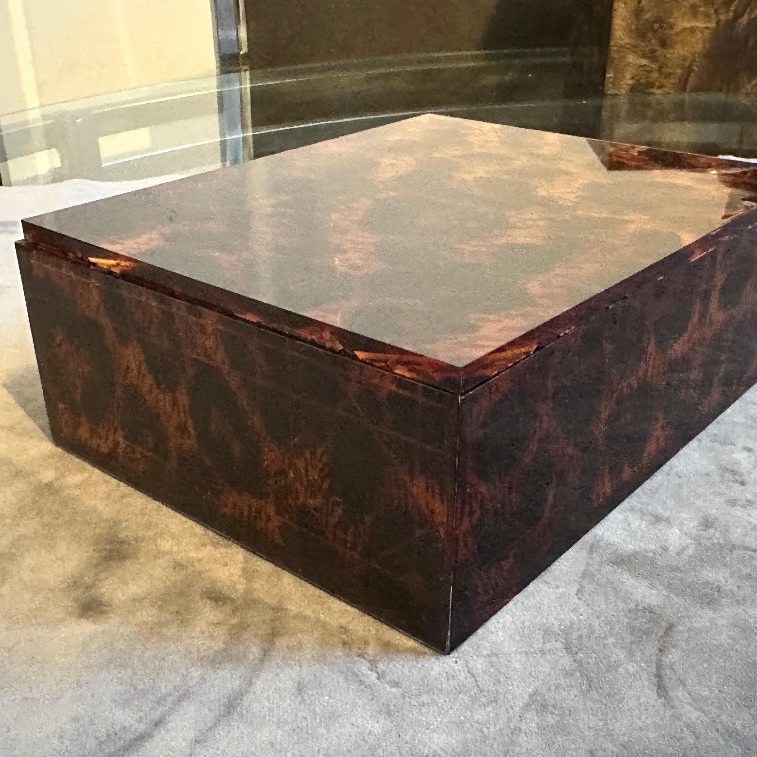 Français 1980 Mid-Century Modern Faux Leopard Lucite Luxury Box Signed Dior Home en vente