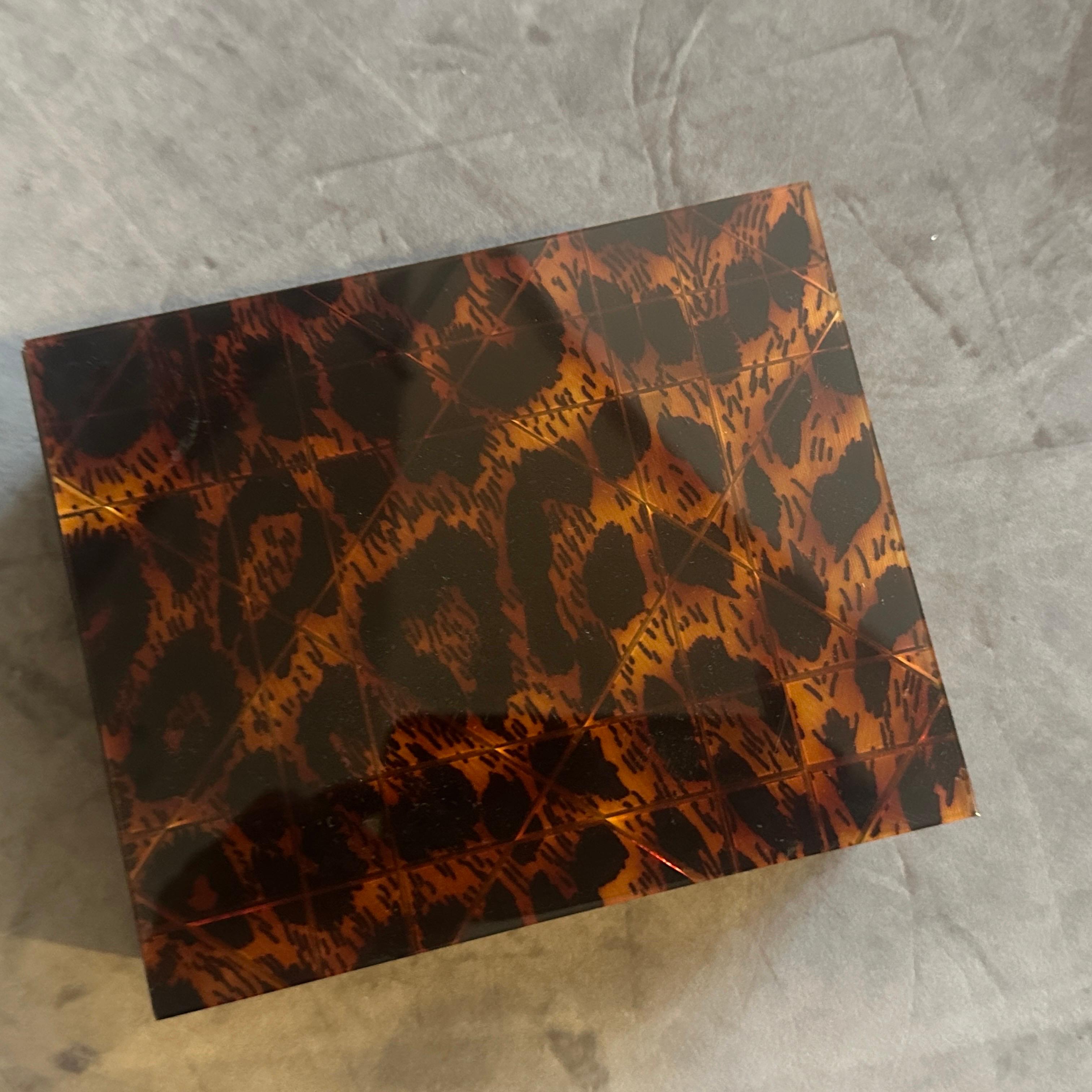 1980 Mid-Century Modern Faux Leopard Lucite Luxury Box Signed Dior Home Excellent état - En vente à Aci Castello, IT
