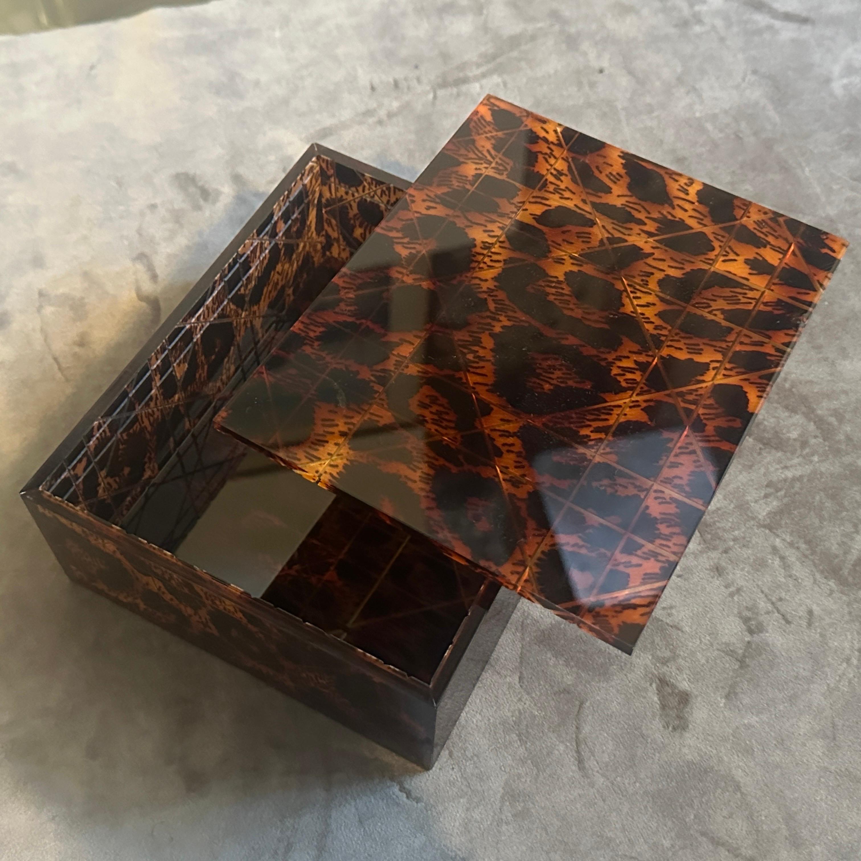 1980 Mid-Century Modern Faux Leopard Lucite Luxury Box Signed Dior Home en vente 2