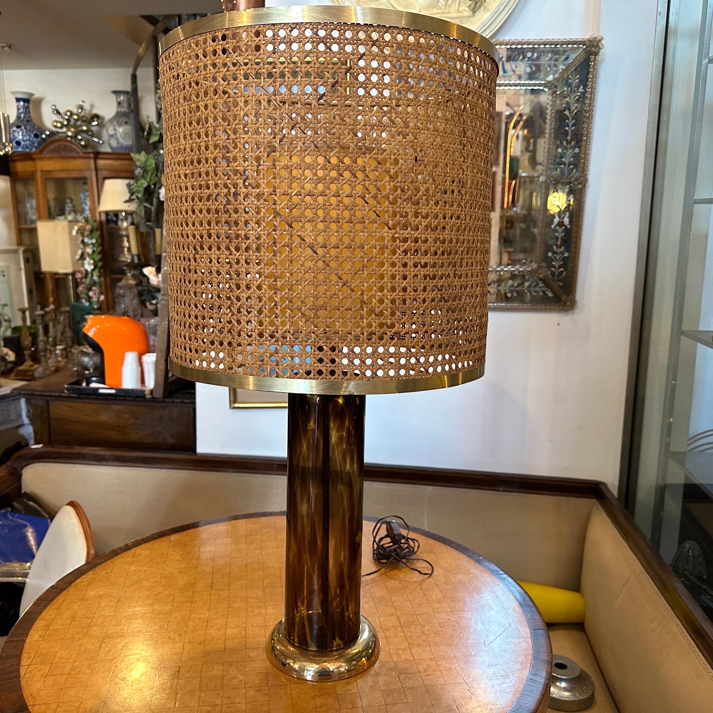 Mid-Century Modern 1980s Mid-century Modern Glass Italian Table Lamp with Vienna Straw Lampshade For Sale