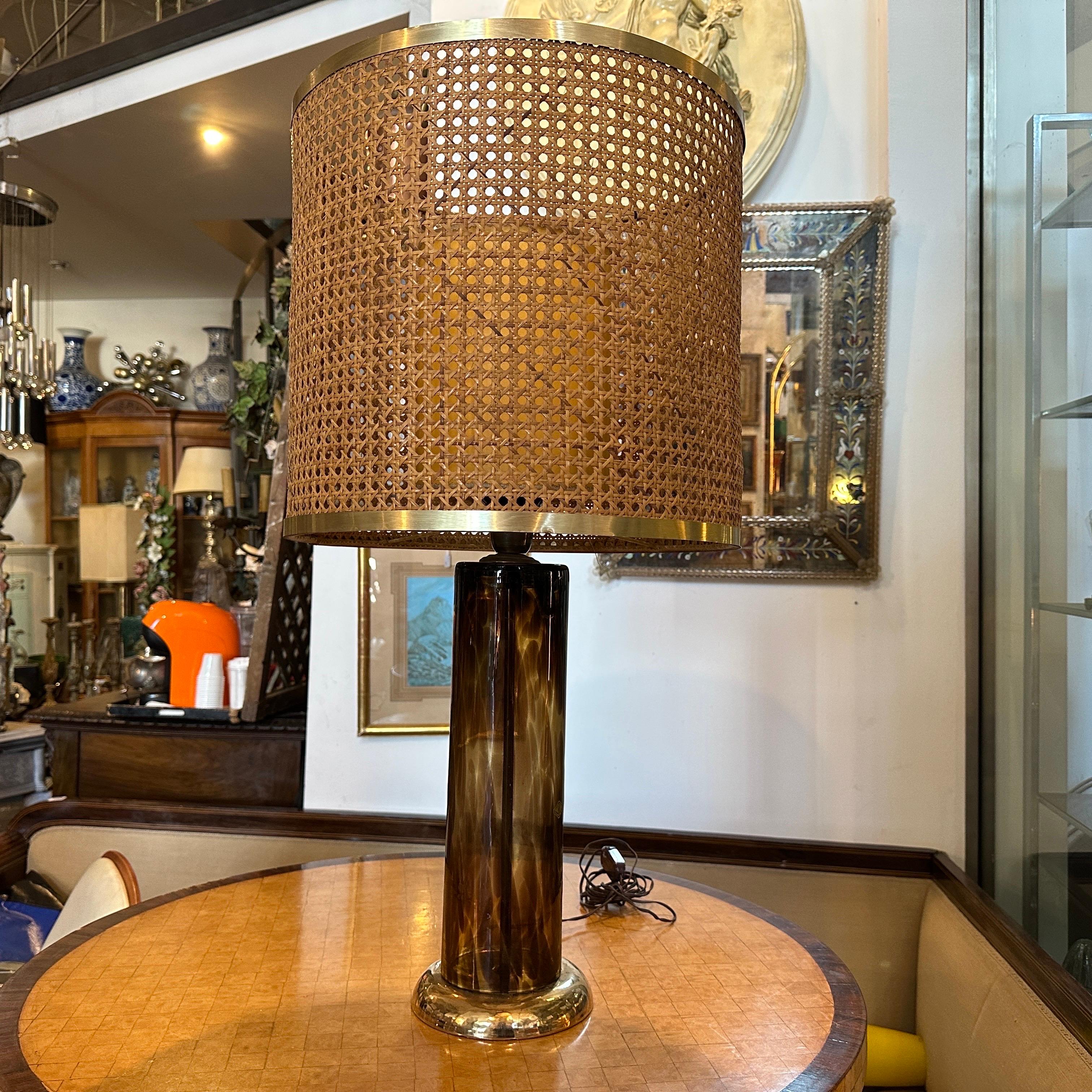 1980s Mid-century Modern Glass Italian Table Lamp with Vienna Straw Lampshade In Good Condition For Sale In Aci Castello, IT