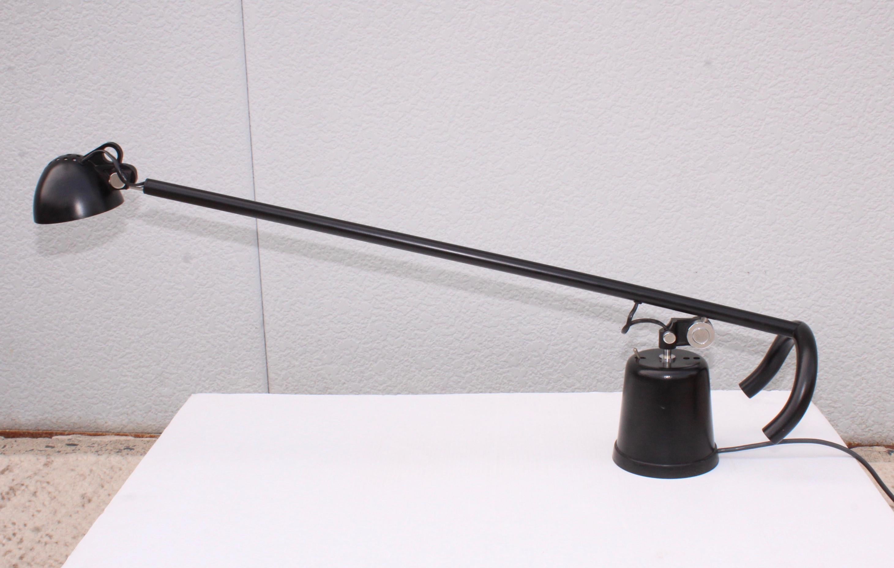 1980s Mid-Century Modern Italian Desk Lamp In Good Condition For Sale In New York, NY