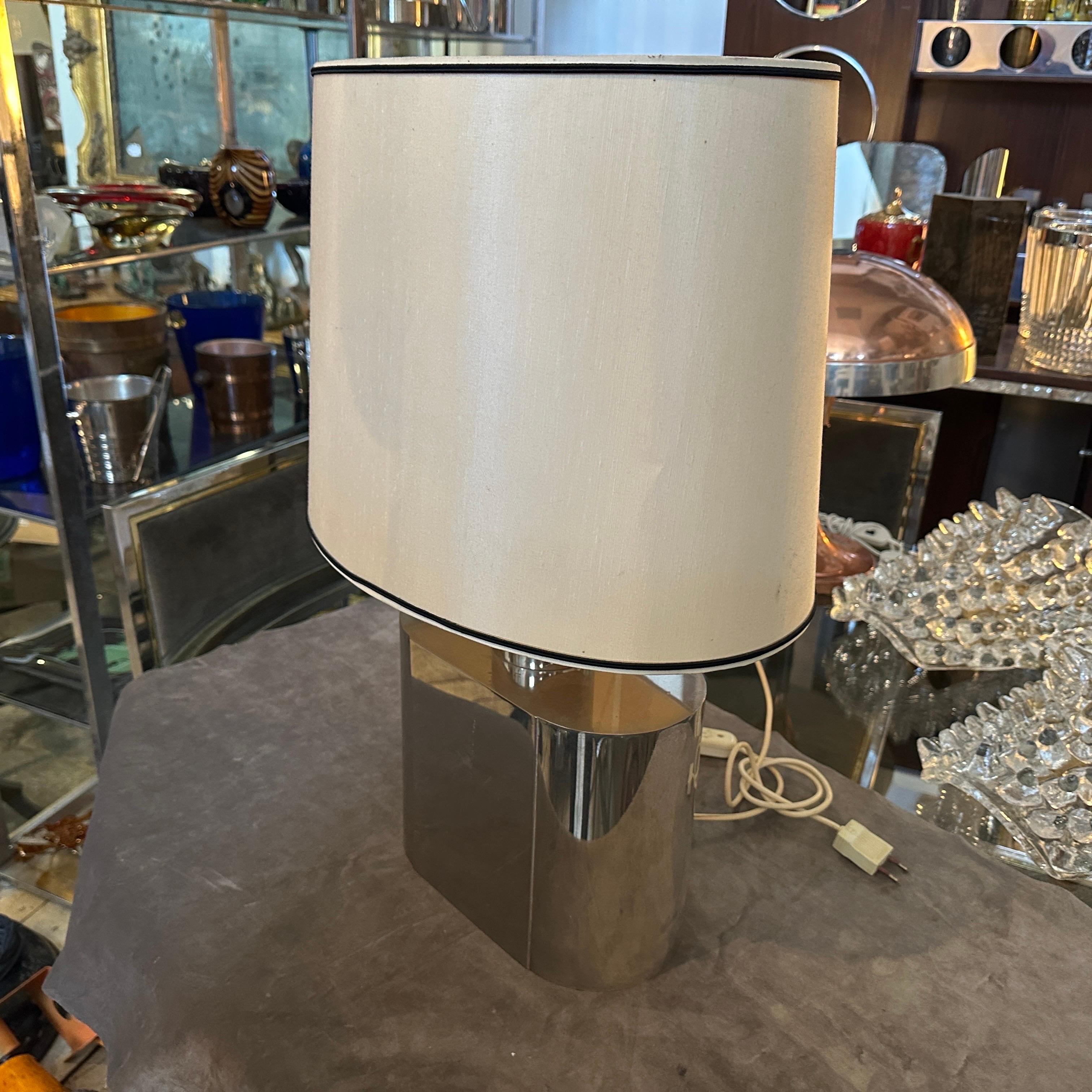Lámpara de mesa ovalada de acero moderna de mediados de siglo de los 80, por Tommaso Barbi en venta 3