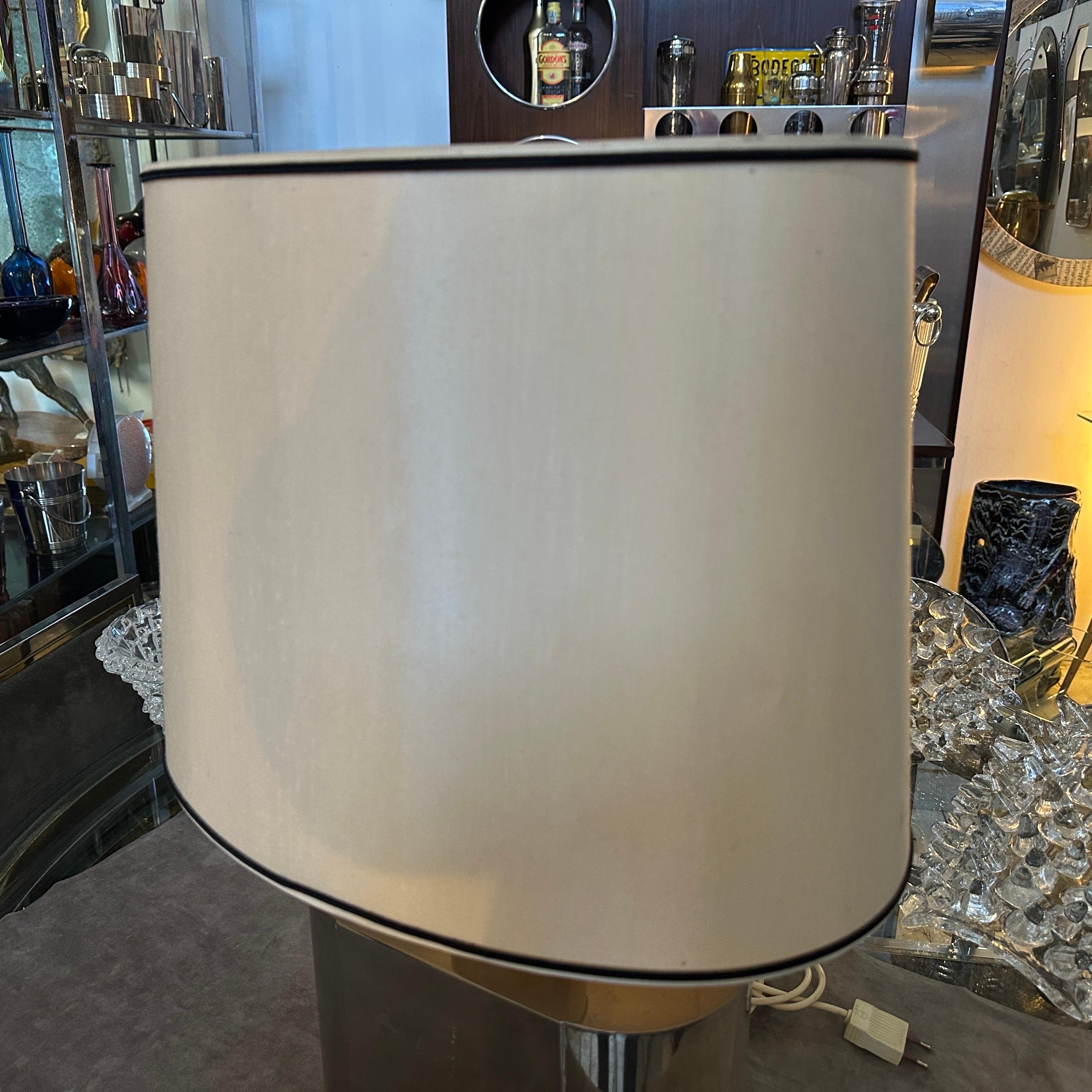 Lámpara de mesa ovalada de acero moderna de mediados de siglo de los 80, por Tommaso Barbi en venta 4