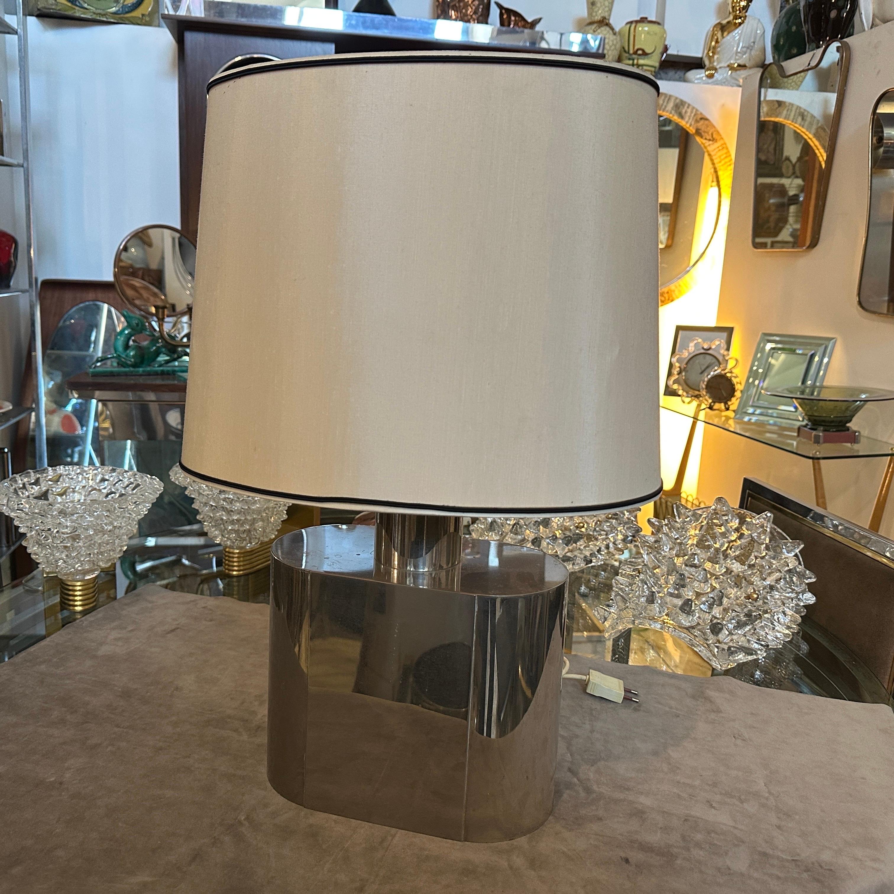 Lámpara de mesa ovalada de acero moderna de mediados de siglo de los 80, por Tommaso Barbi Moderno de mediados de siglo en venta