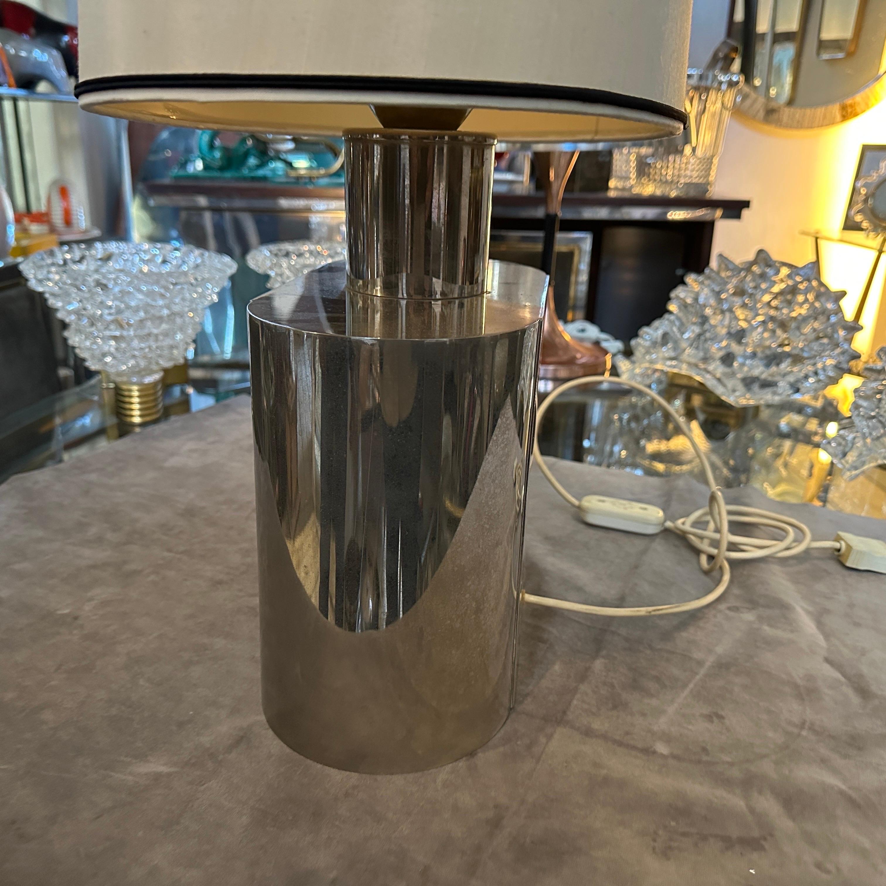 Lámpara de mesa ovalada de acero moderna de mediados de siglo de los 80, por Tommaso Barbi Italiano en venta