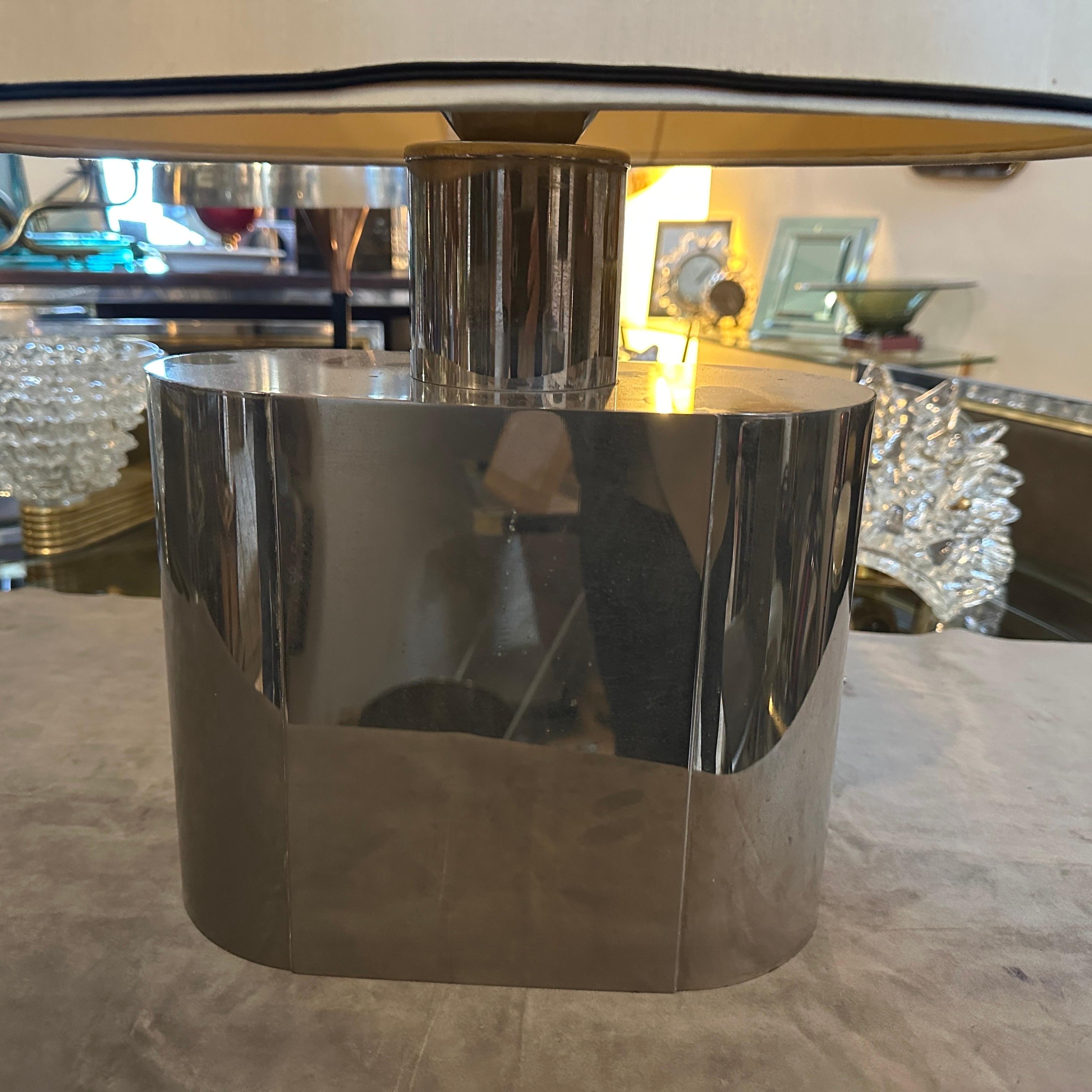 Lámpara de mesa ovalada de acero moderna de mediados de siglo de los 80, por Tommaso Barbi en venta 1