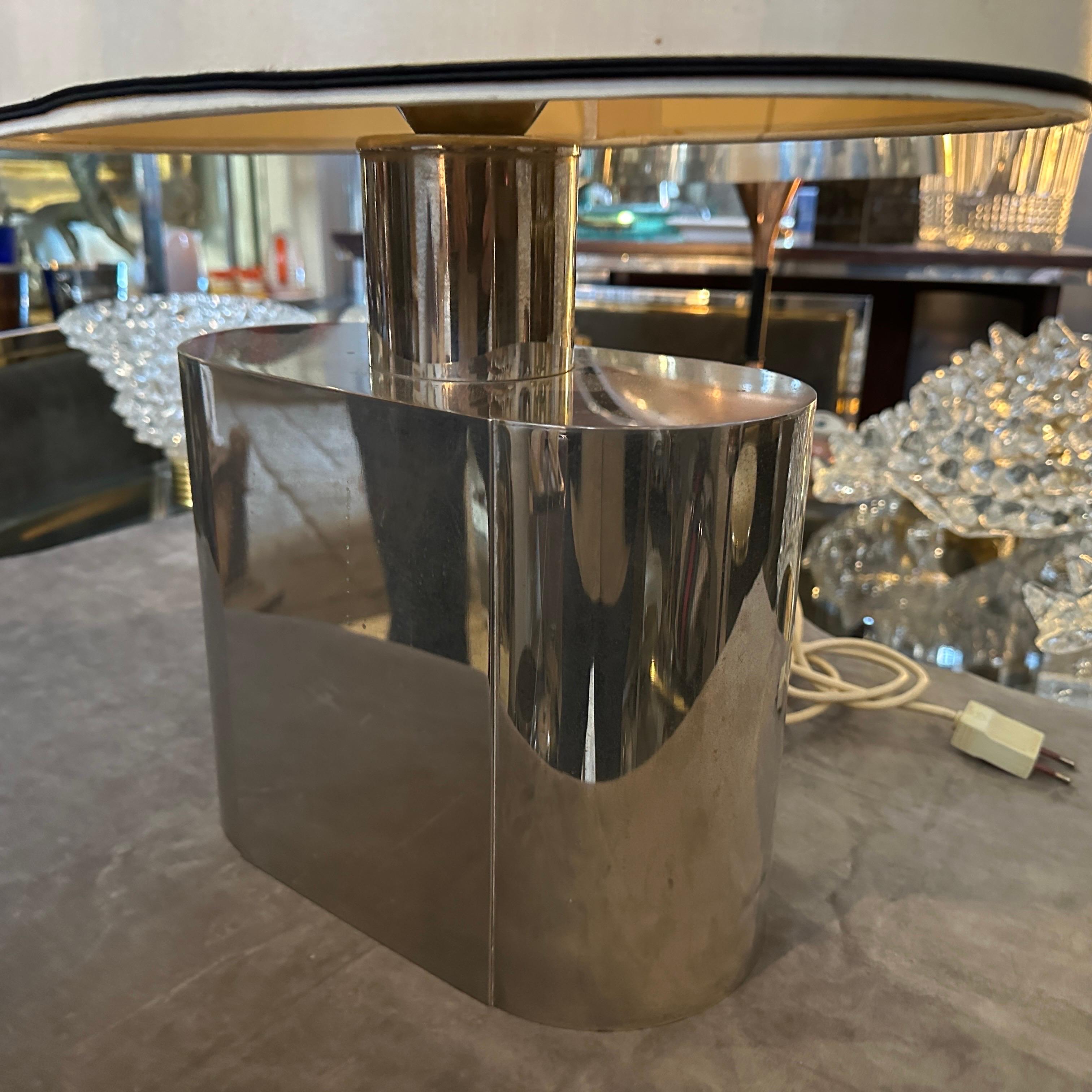 Lámpara de mesa ovalada de acero moderna de mediados de siglo de los 80, por Tommaso Barbi en venta 2