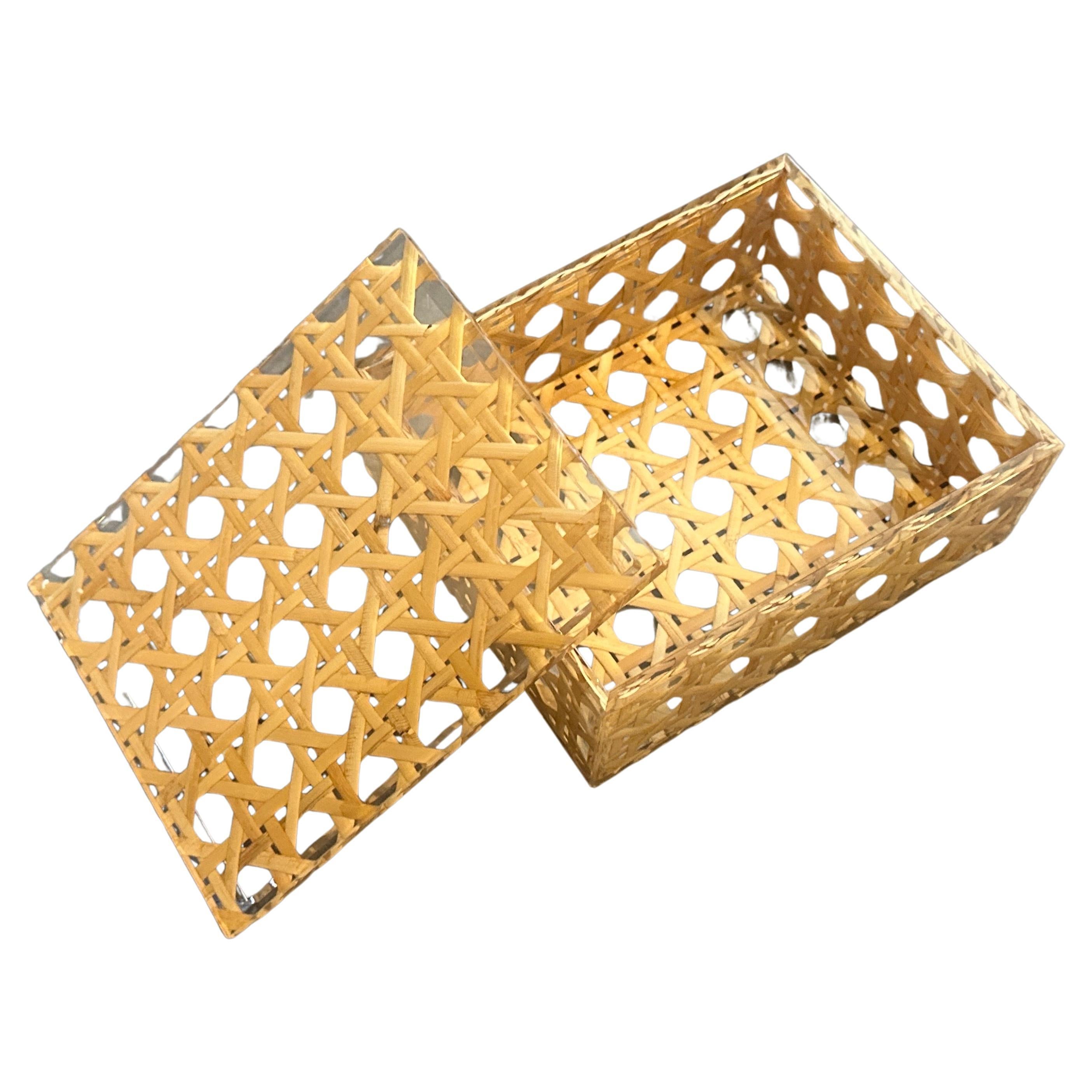 Questo squisito e autentico cofanetto di lusso vintage Dior Home degli anni '80 è uno splendido esempio di design Mid-Century Modern. Presenta una classica struttura rettangolare in plexiglass (lucida/acrilica) che racchiude e conserva un pannello