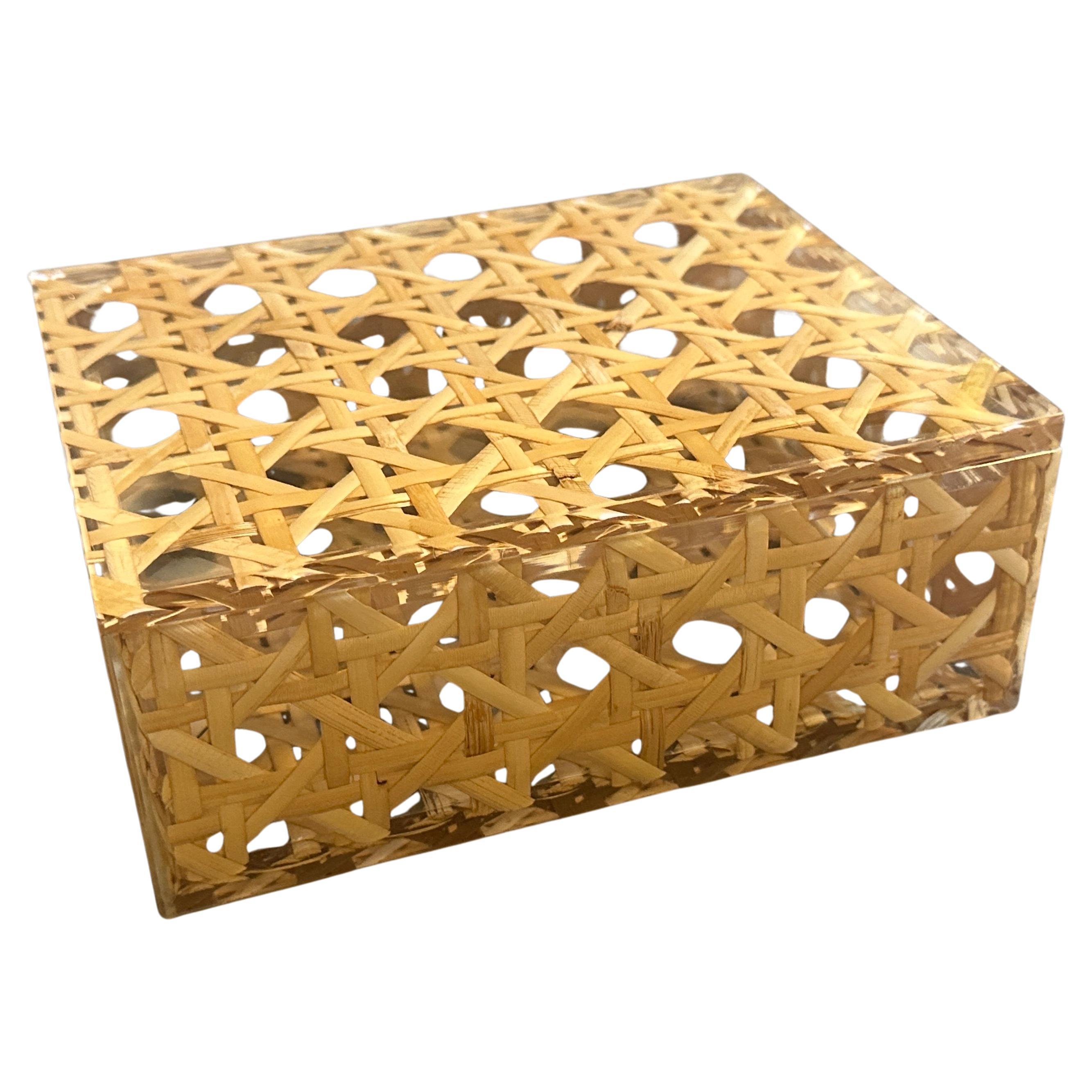 Moderno Scatola di lusso in plexiglass e paglia di Vienna della metà del secolo scorso di Dior Home in vendita