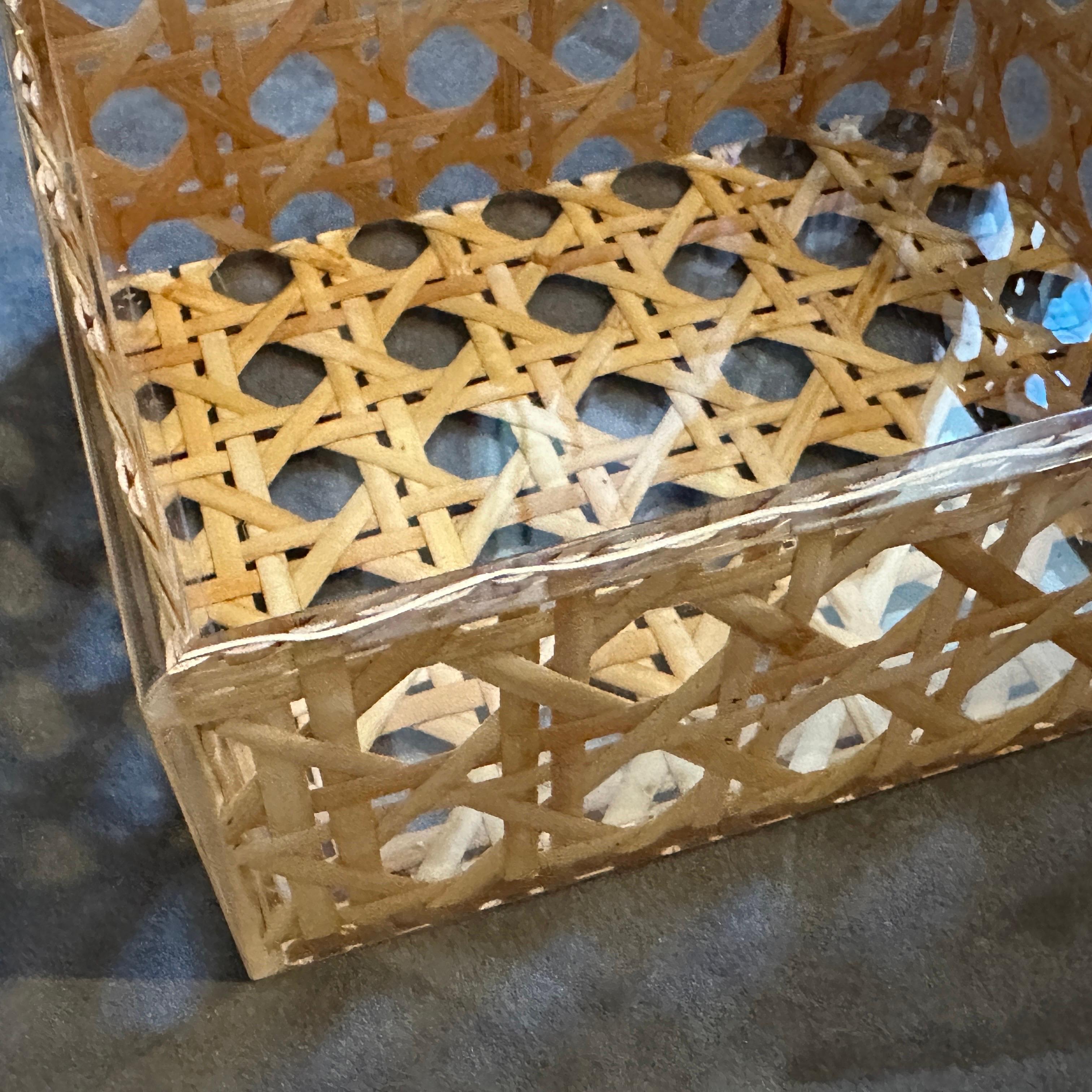 XX secolo Scatola di lusso in plexiglass e paglia di Vienna della metà del secolo scorso di Dior Home in vendita