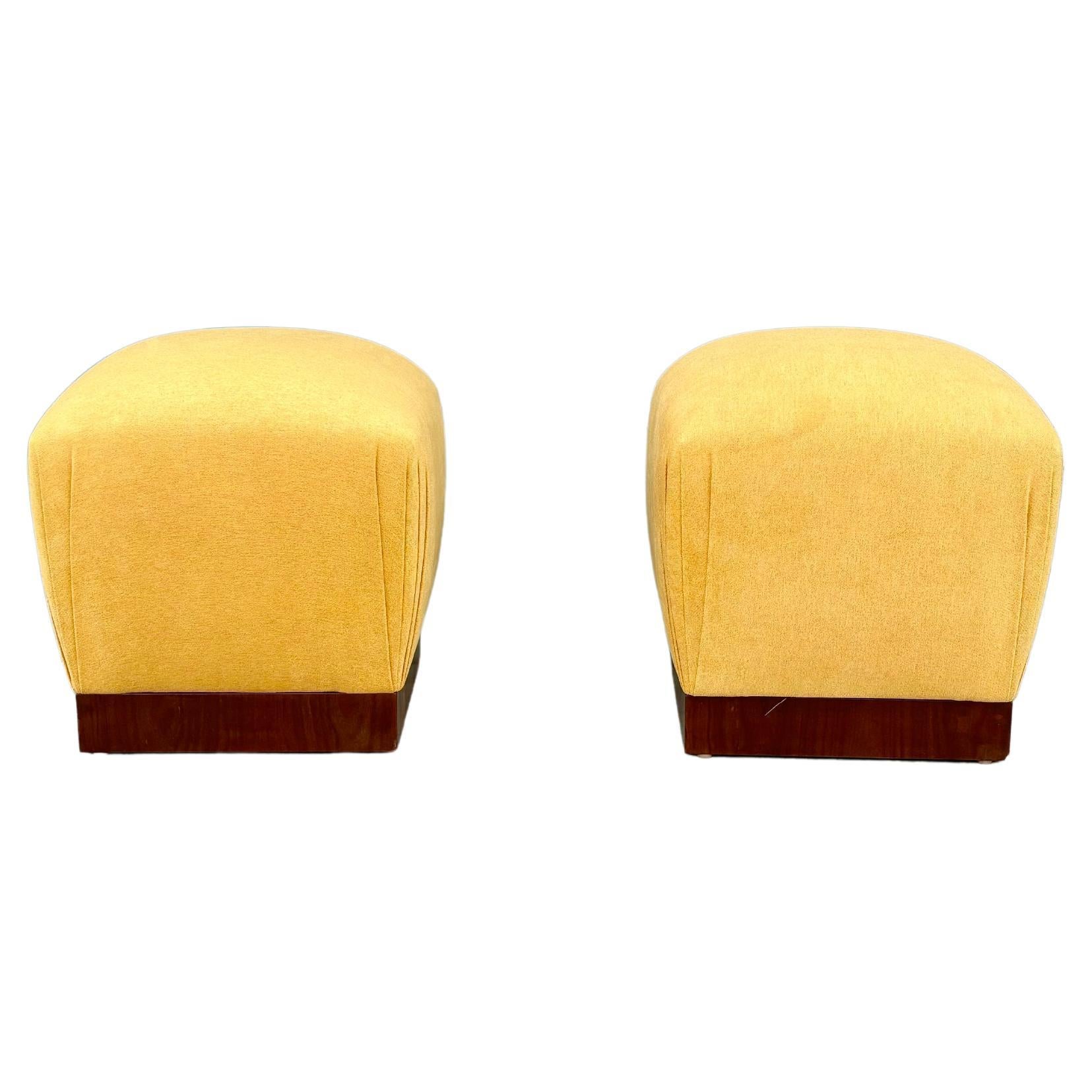 1980er Mid Century Modern Nussbaum Ottomane - 2er Set im Angebot