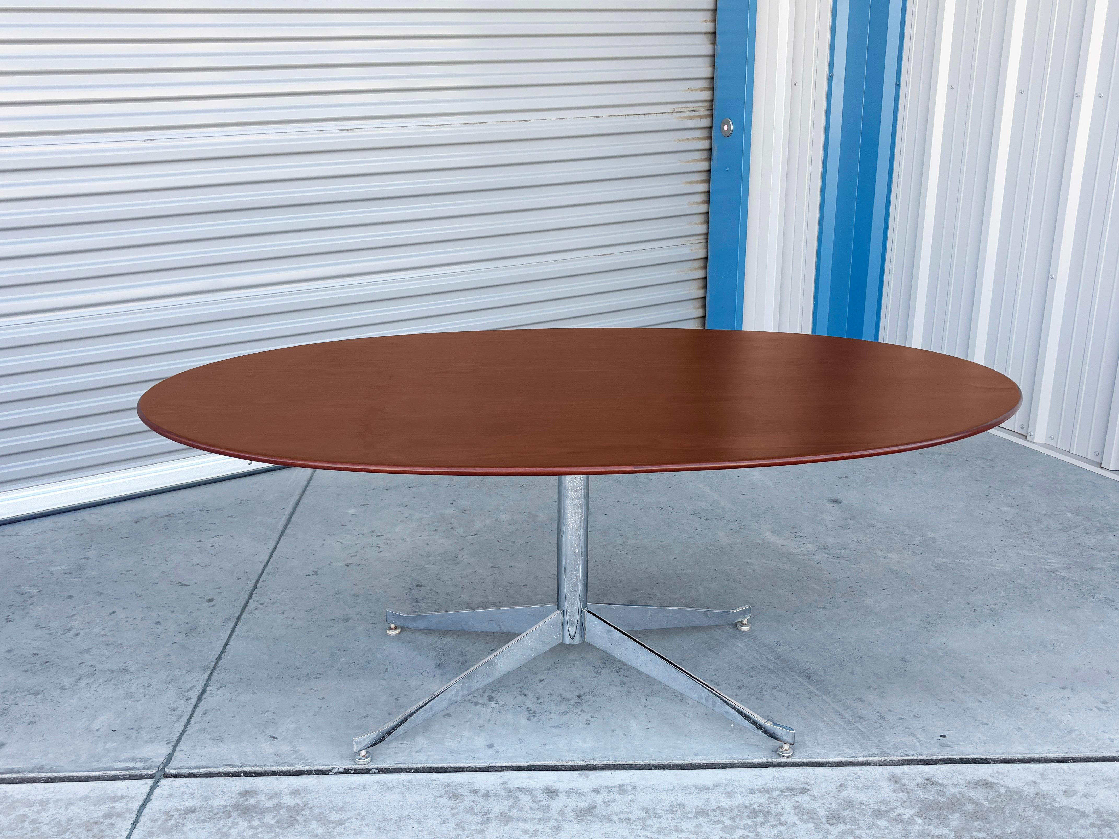 Mid-Century Modern Table de salle à manger en noyer et chrome du milieu des années 1980, d'après Knoll en vente