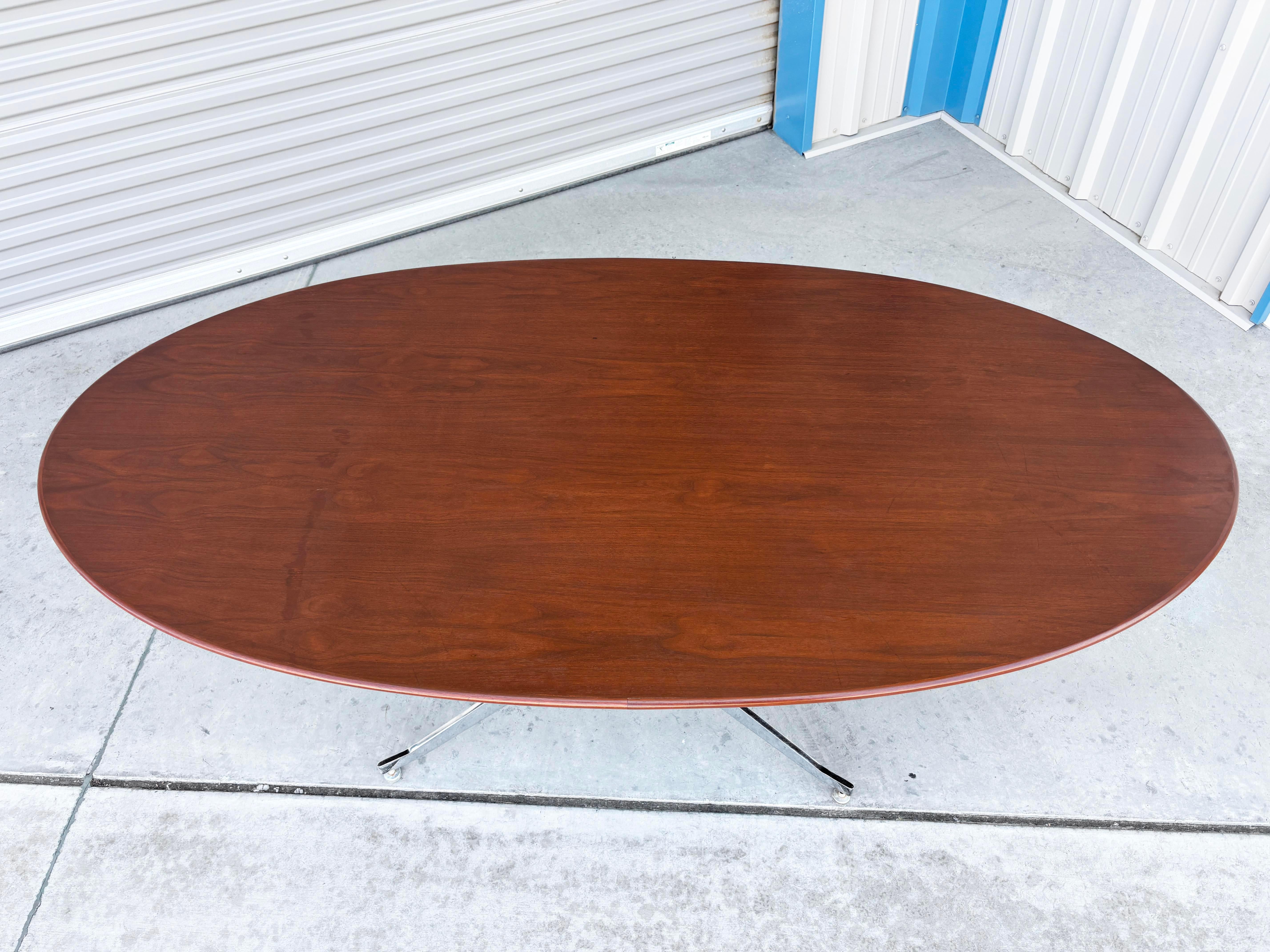 Américain Table de salle à manger en noyer et chrome du milieu des années 1980, d'après Knoll en vente
