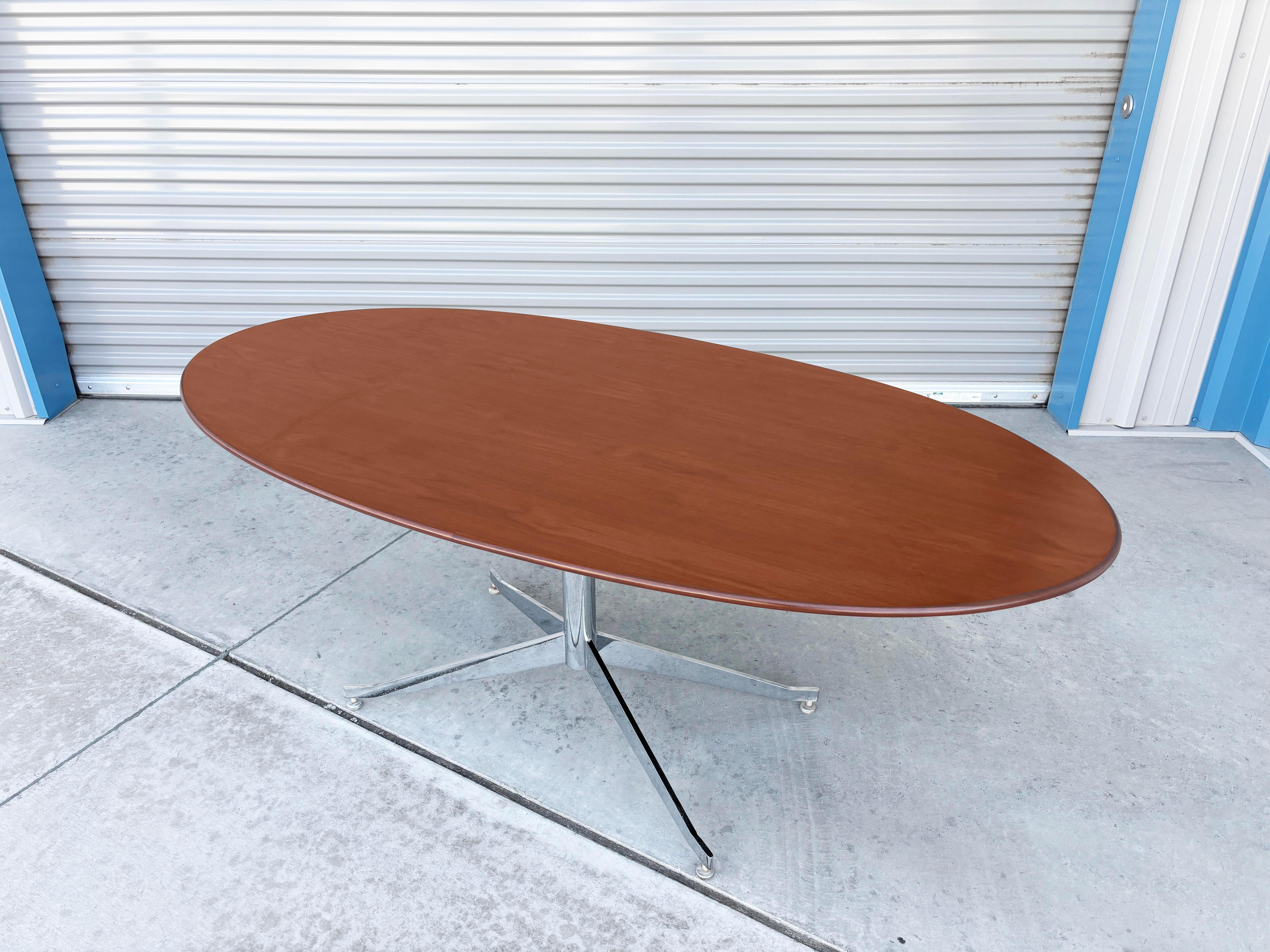 Fin du 20e siècle Table de salle à manger en noyer et chrome du milieu des années 1980, d'après Knoll en vente
