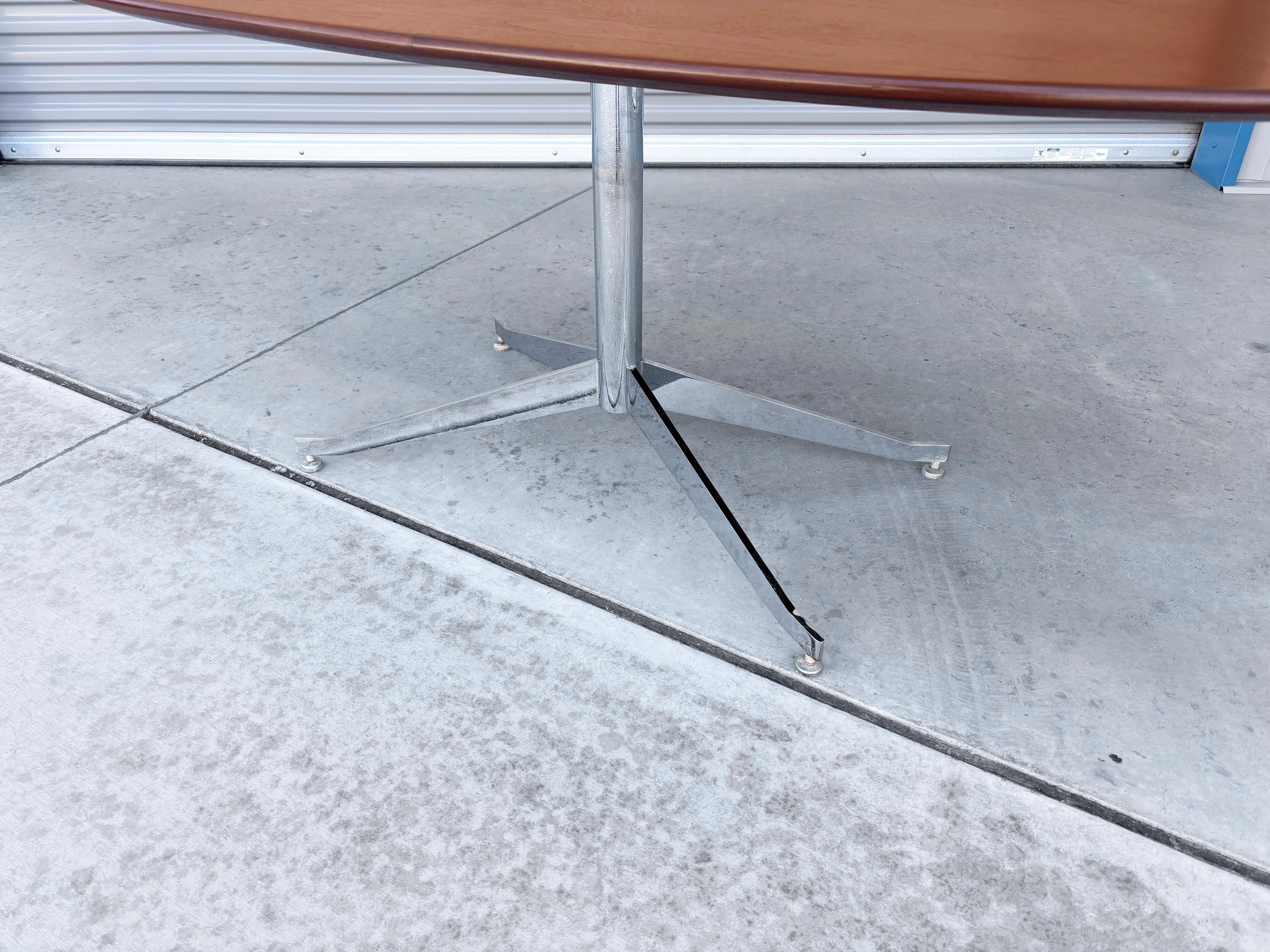Chrome Table de salle à manger en noyer et chrome du milieu des années 1980, d'après Knoll en vente