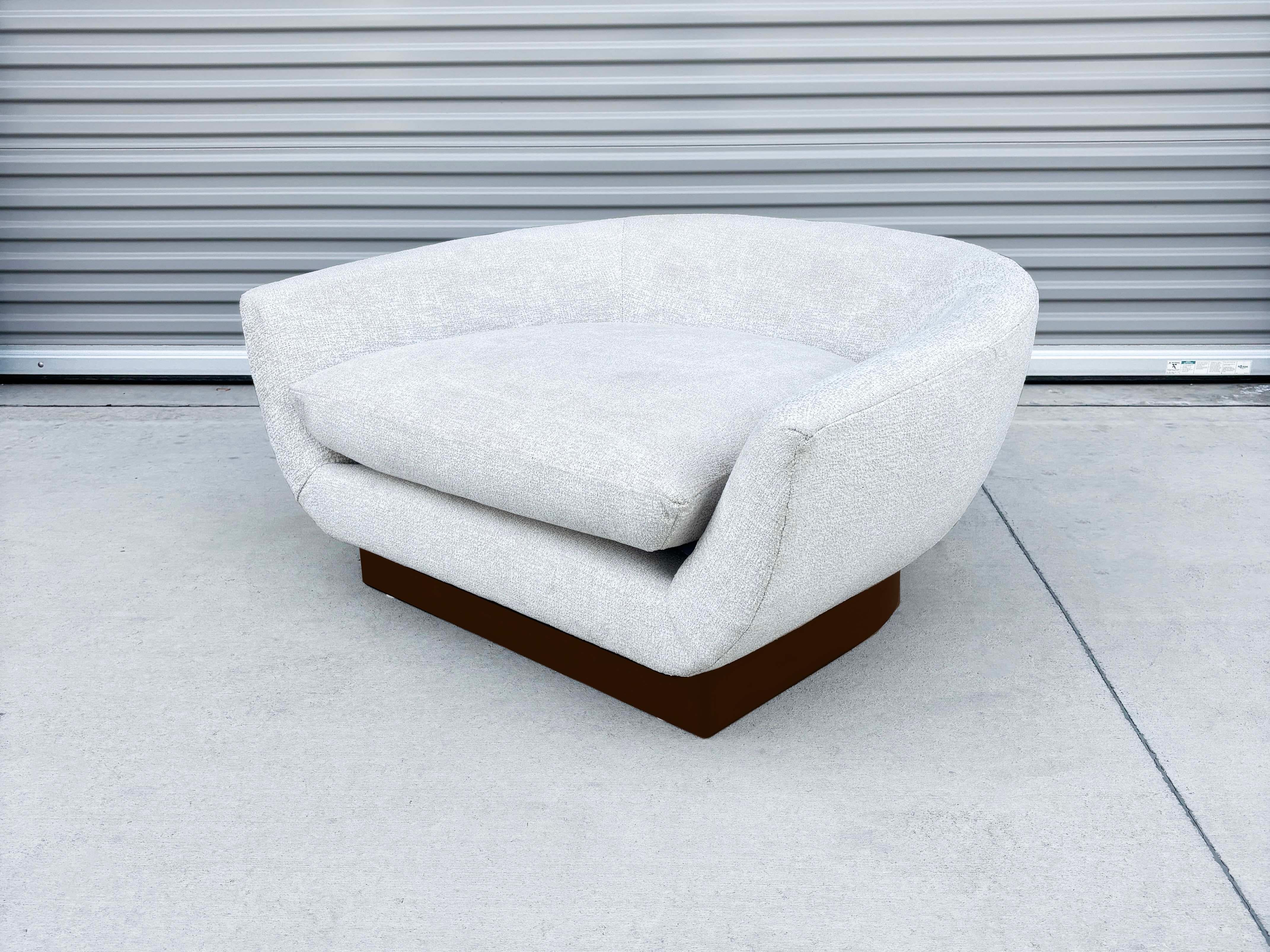Exquisiter Loungesessel aus Nussbaumholz aus der Jahrhundertmitte ✨ ✨

Dieser um 1980 in den USA gefertigte Lounge-Sessel aus der Mitte des Jahrhunderts vereint Komfort mit anspruchsvollem Design. Die gemütliche, abgerundete Tonnenform lädt zum