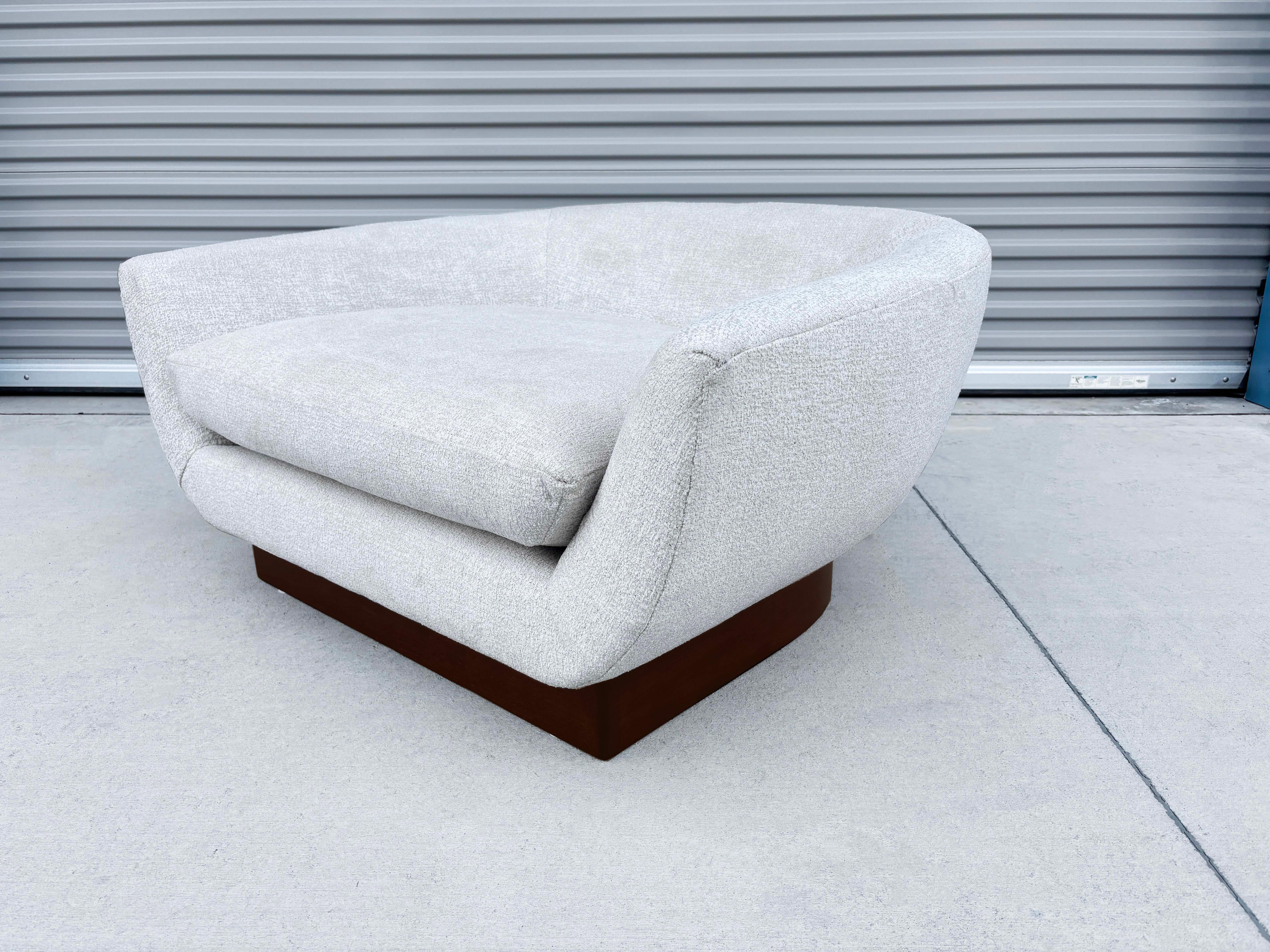 1980er Jahre Mid Century Fassstuhl aus Nussbaumholz (Refiniert) (Moderne der Mitte des Jahrhunderts) im Angebot