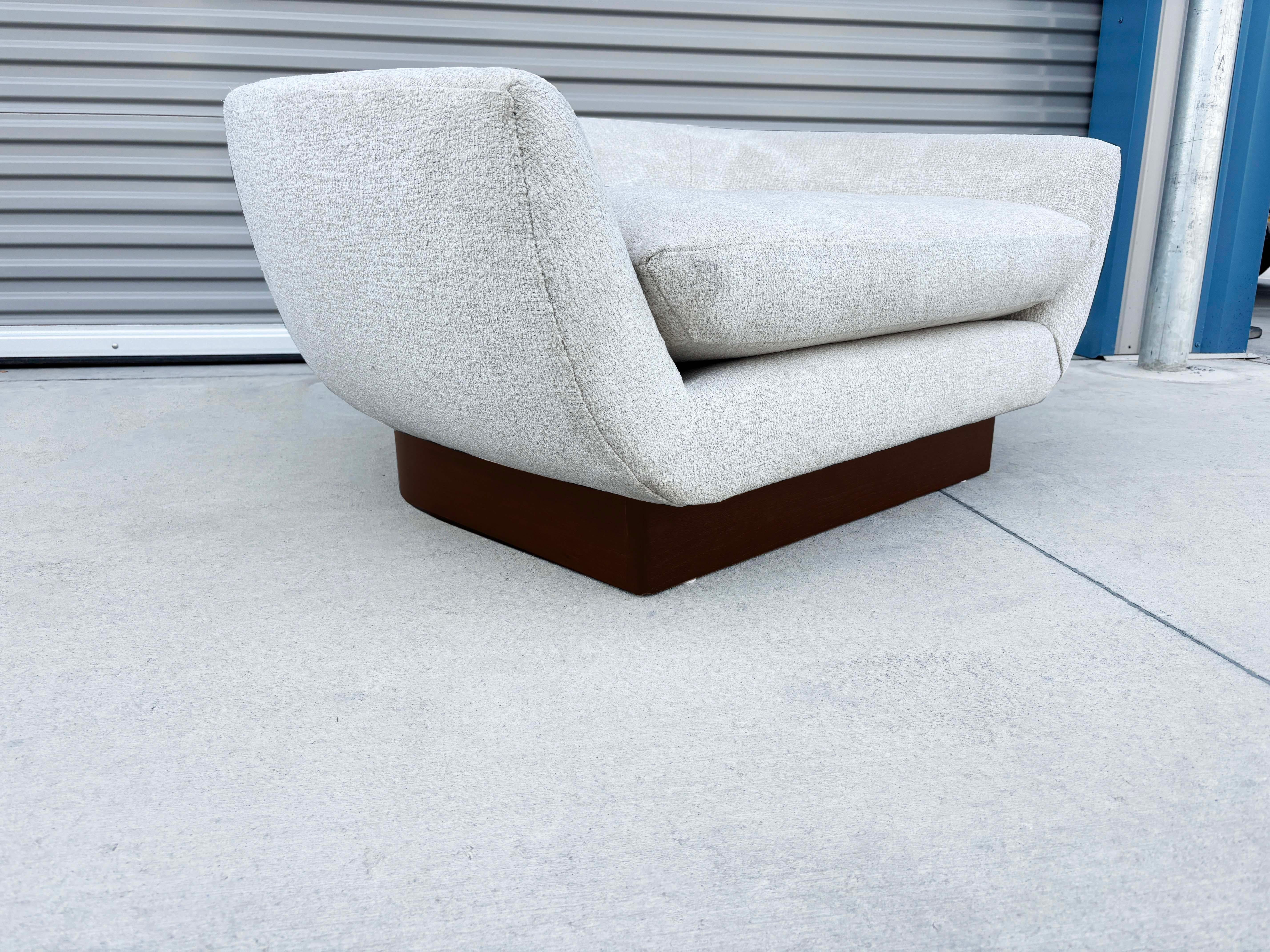 1980er Jahre Mid Century Fassstuhl aus Nussbaumholz (Refiniert) (Stoff) im Angebot