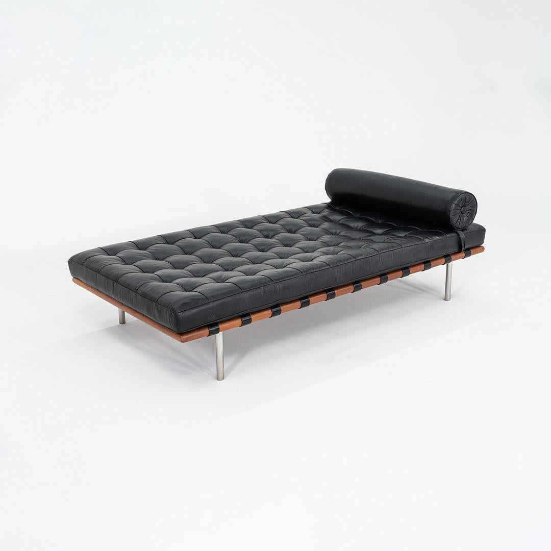 Éste es un Sofá-cama Barcelona, modelo 258L, diseñado inicialmente por Lilly Reich y Mies van der Rohe en 1930. Este ejemplo fue fabricado por Knoll Associates en la década de 1980. Presenta un armazón tubular de acero pulido, rematado con una base