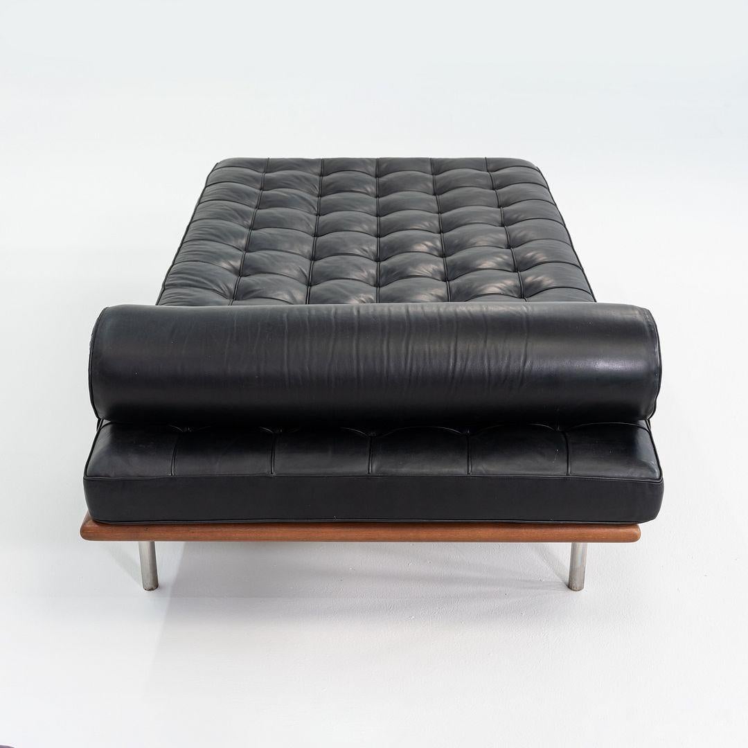 Dormitorio de día Barcelona de Mies van der Rohe para Knoll de los años 80 en piel negra, Modelo 258L Acero en venta