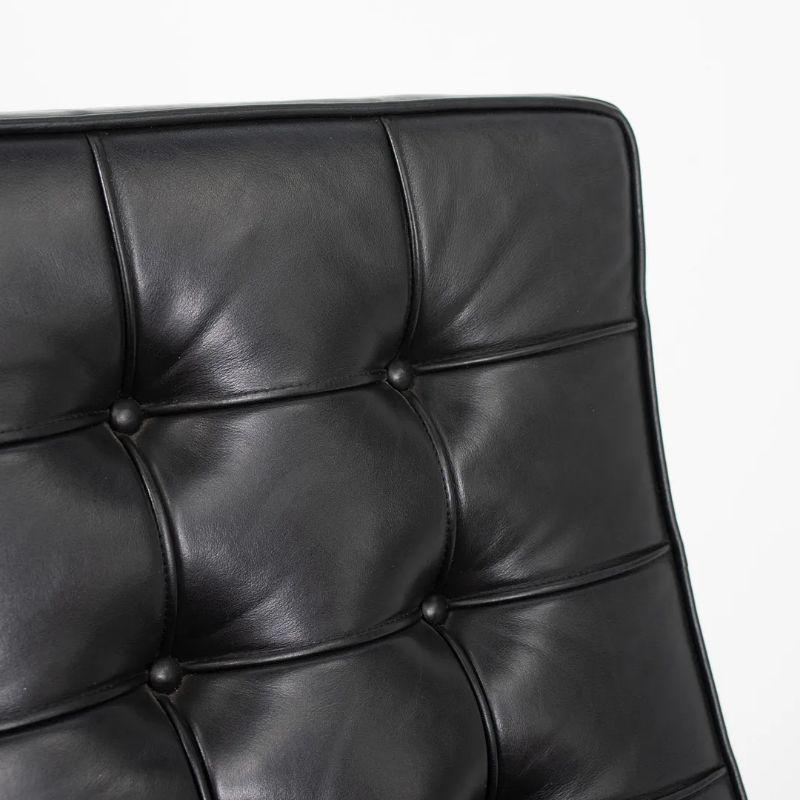 Il s'agit d'une authentique chaise Knoll Barcelona de production circa 1980, conçue à l'origine par Mies van der Rohe et Lilly Reich en 1929. Le design se caractérise par un gracieux cadre en acier inoxydable poli (nettement plus artisanal que les