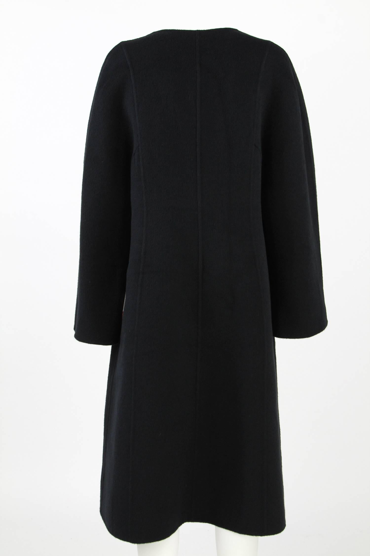 Elegant and confortable Mila Schön cape featuring one button closure and raglan cut sleeves, in excellent conditions. 
Virgin wool and angora blend.
Size 46 IT.

