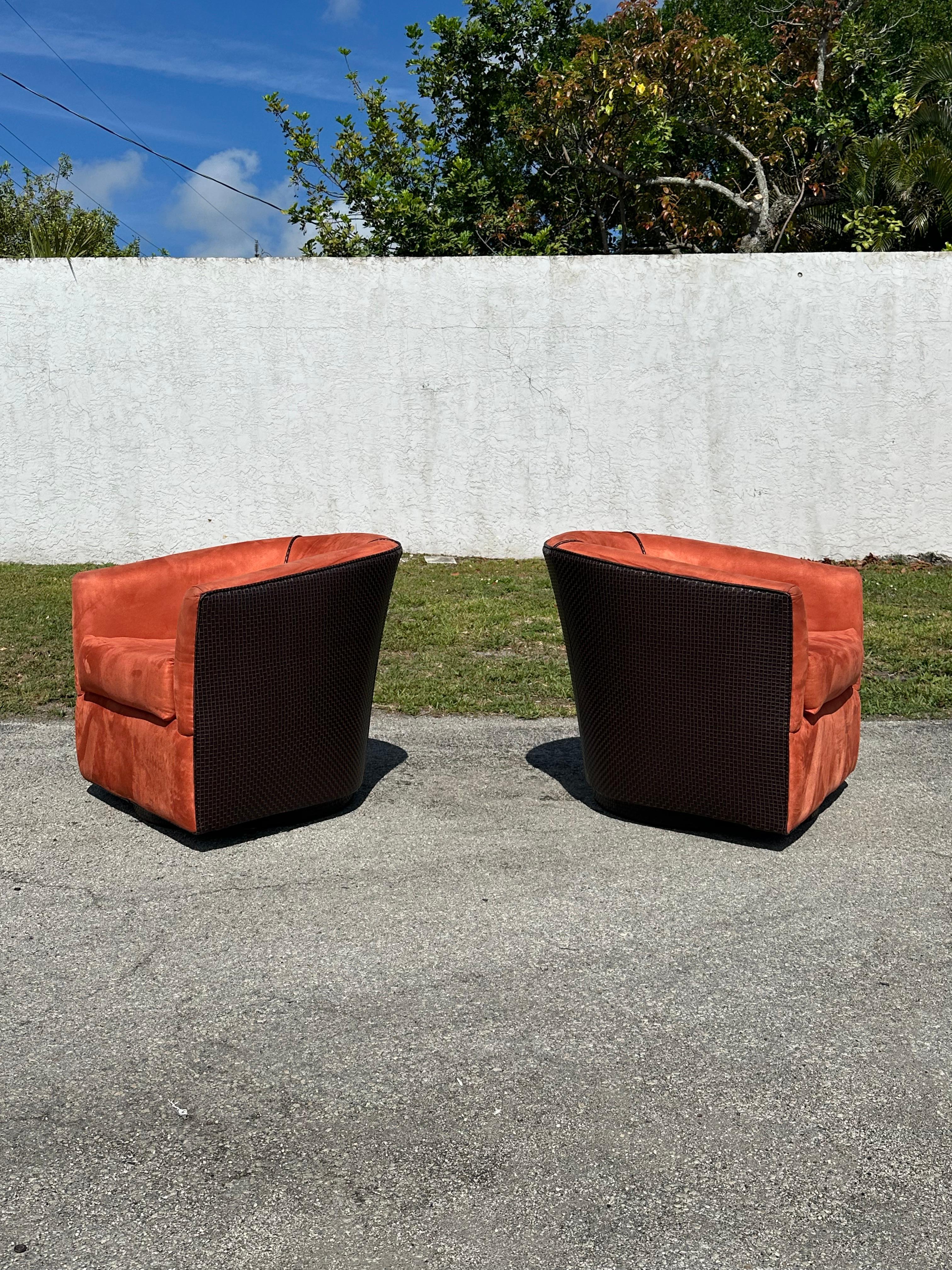 1980er Milo Baughman Orange Brown Kunstleder geflochtene Fassstühle, Satz von 2 im Angebot 3