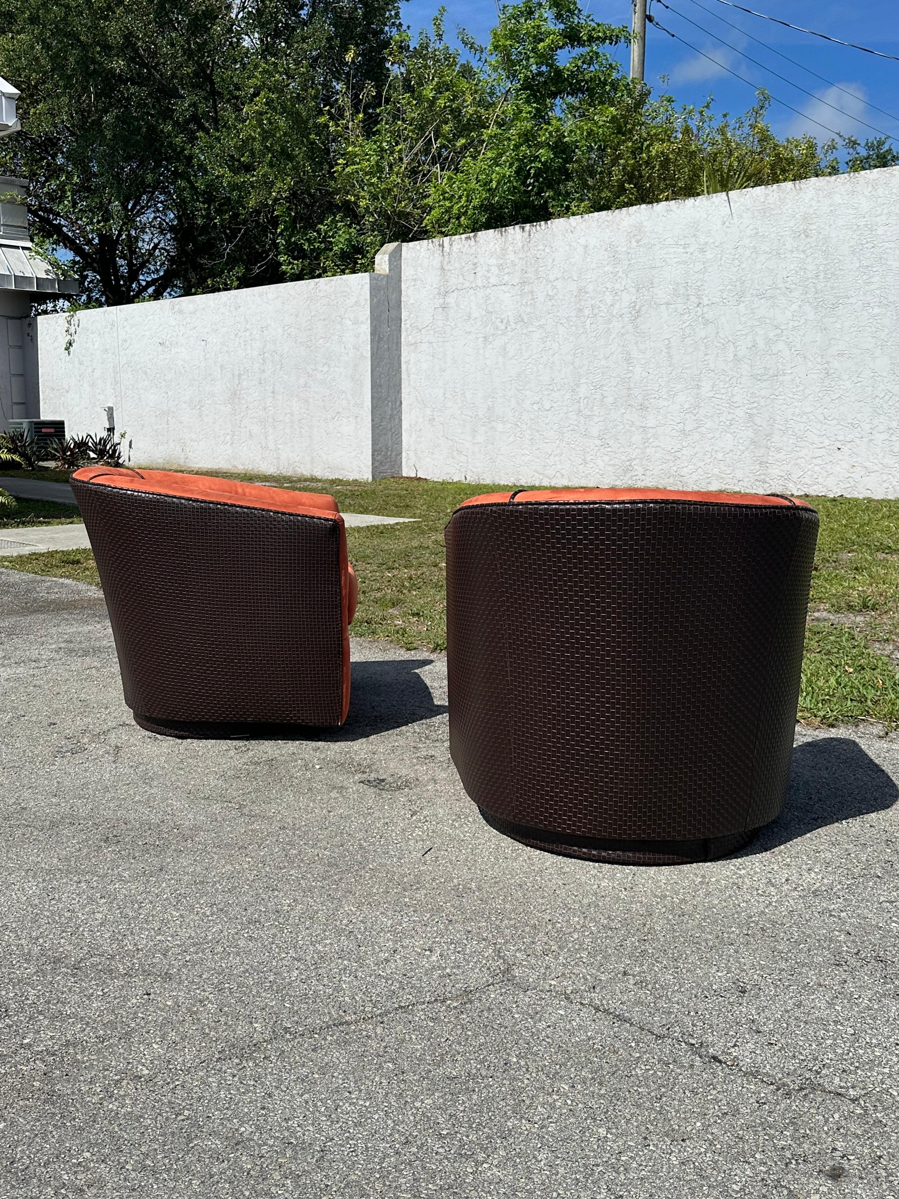 1980er Milo Baughman Orange Brown Kunstleder geflochtene Fassstühle, Satz von 2 im Angebot 4