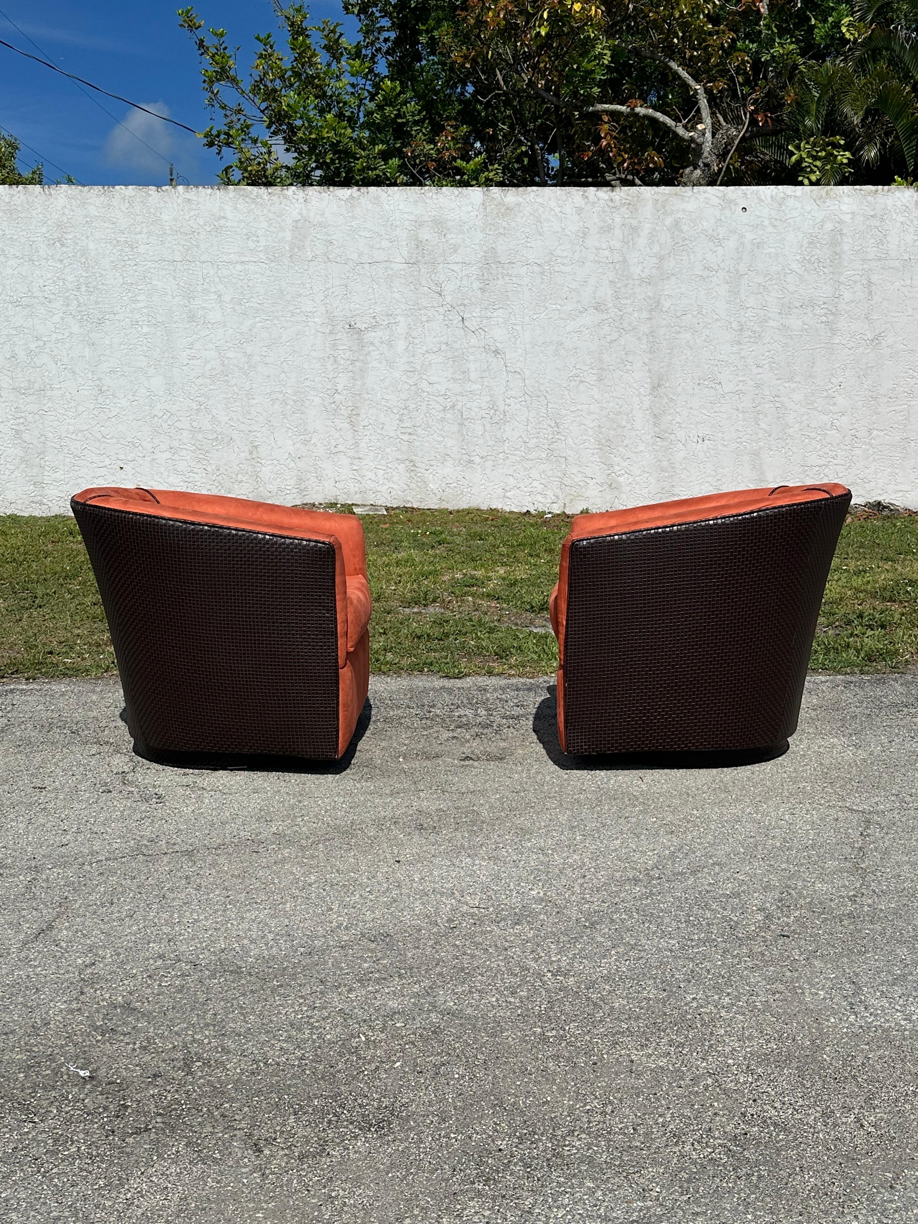 1980er Milo Baughman Orange Brown Kunstleder geflochtene Fassstühle, Satz von 2 im Zustand „Gut“ im Angebot in Fort Lauderdale, FL
