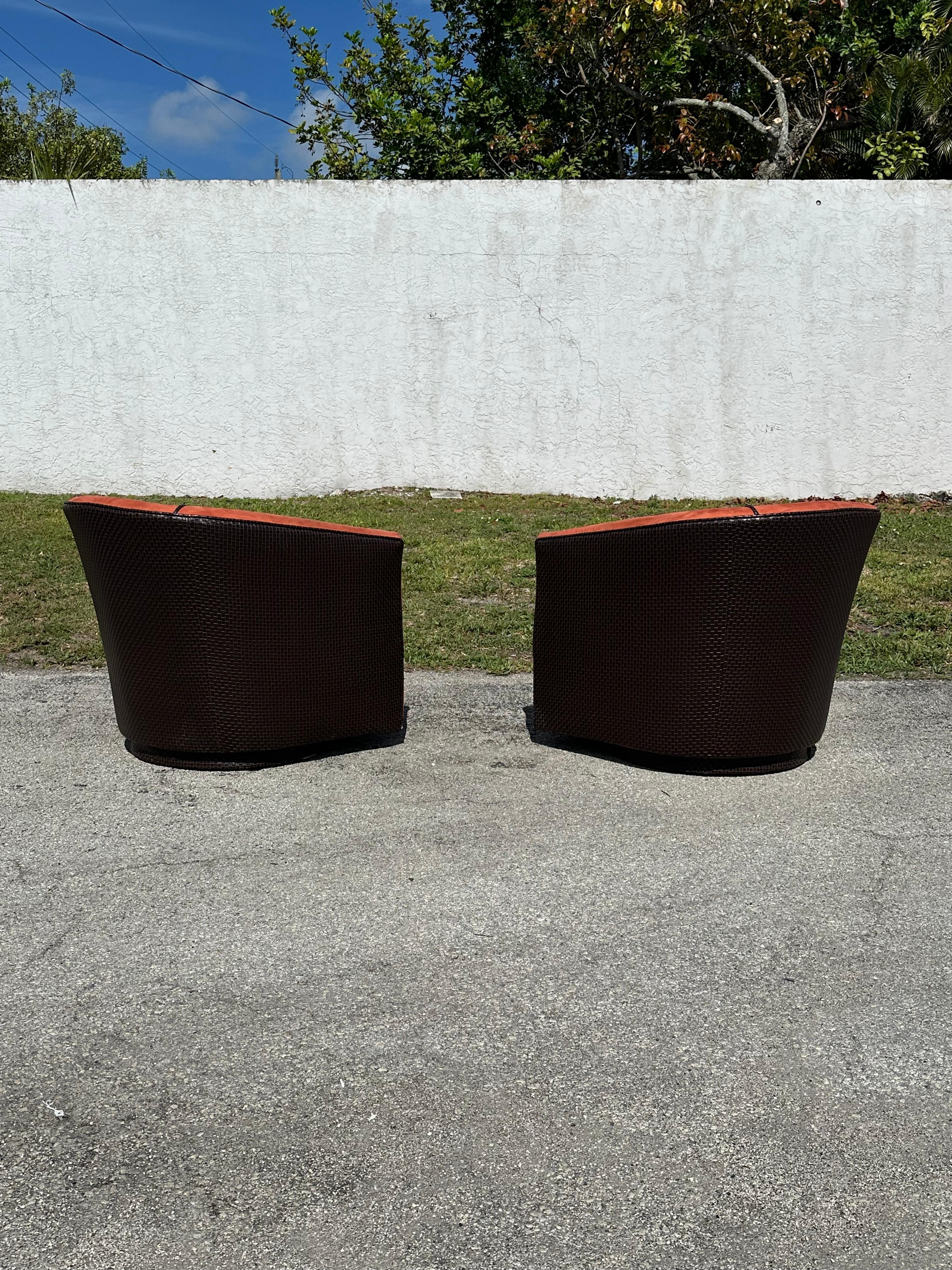 1980er Milo Baughman Orange Brown Kunstleder geflochtene Fassstühle, Satz von 2 (Ende des 20. Jahrhunderts) im Angebot