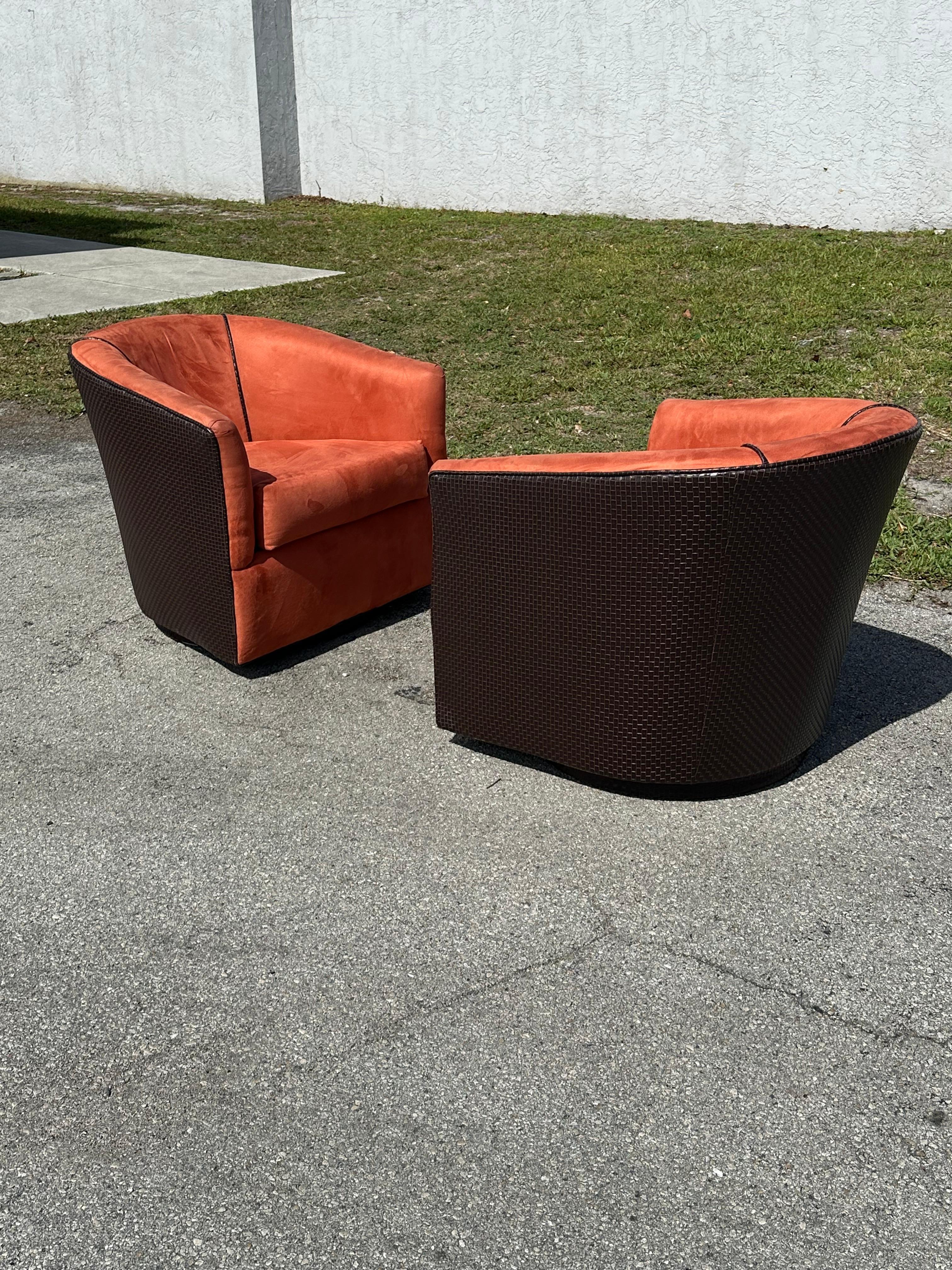 1980er Milo Baughman Orange Brown Kunstleder geflochtene Fassstühle, Satz von 2 (Polster) im Angebot