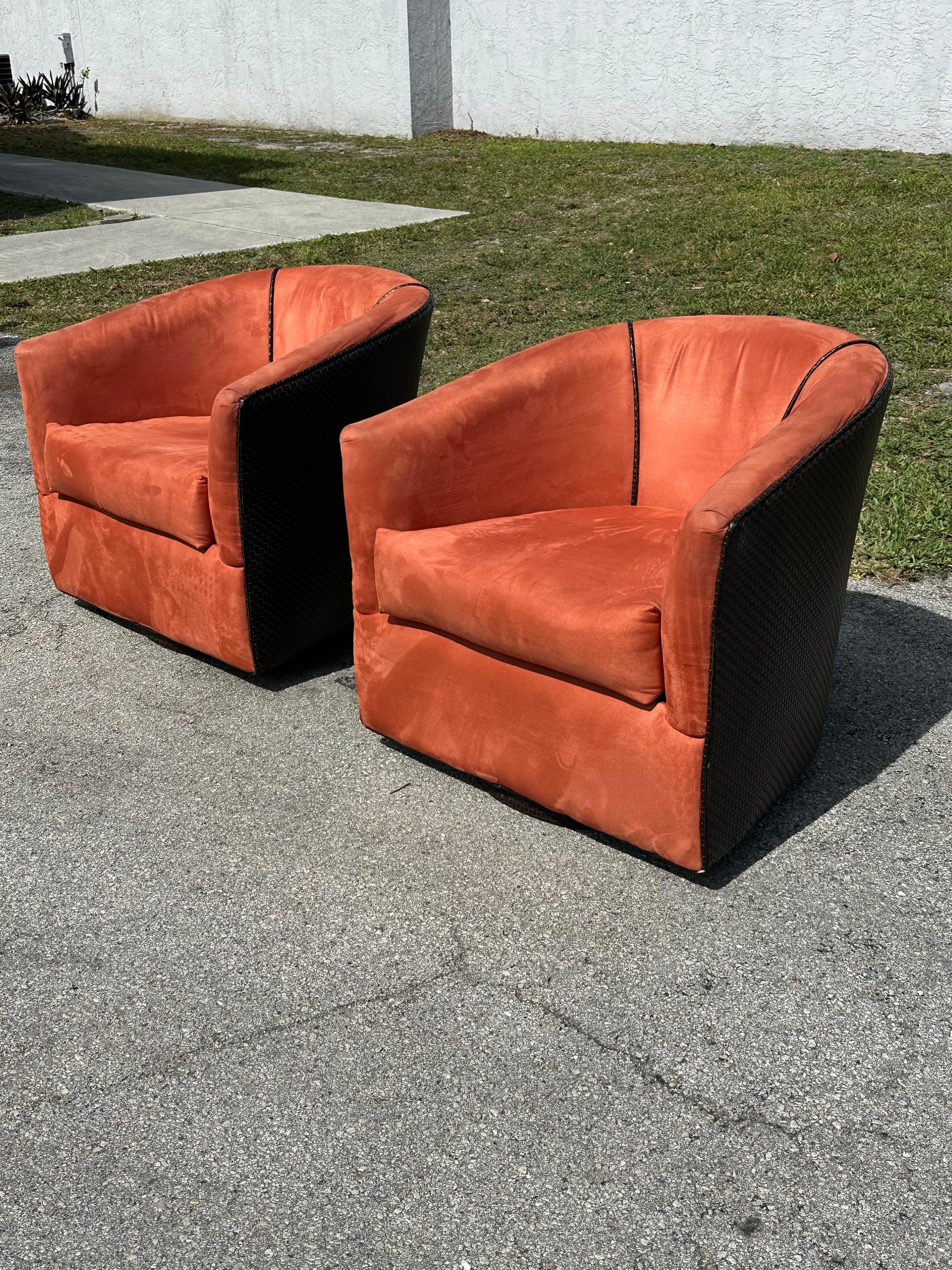 1980er Milo Baughman Orange Brown Kunstleder geflochtene Fassstühle, Satz von 2 im Angebot 1