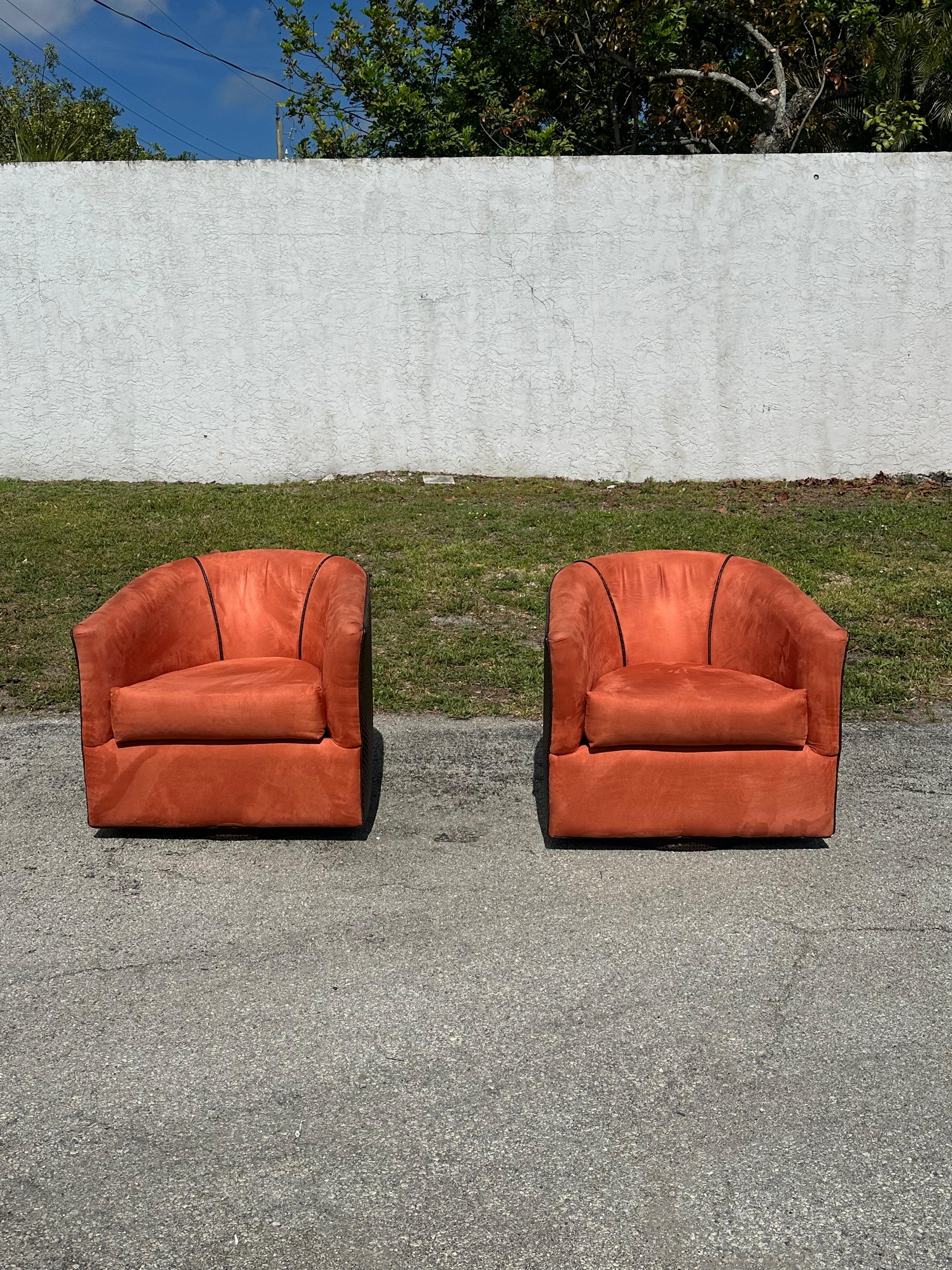 Versetzen Sie sich zurück in die eleganten und raffinierten 1980er Jahre mit diesem exquisiten Barrel Chair auf einem runden Sockel. Die äußerst seltenen Stühle strahlen einen Hauch von Luxus und Raffinesse aus. Das Design ist durchgängig