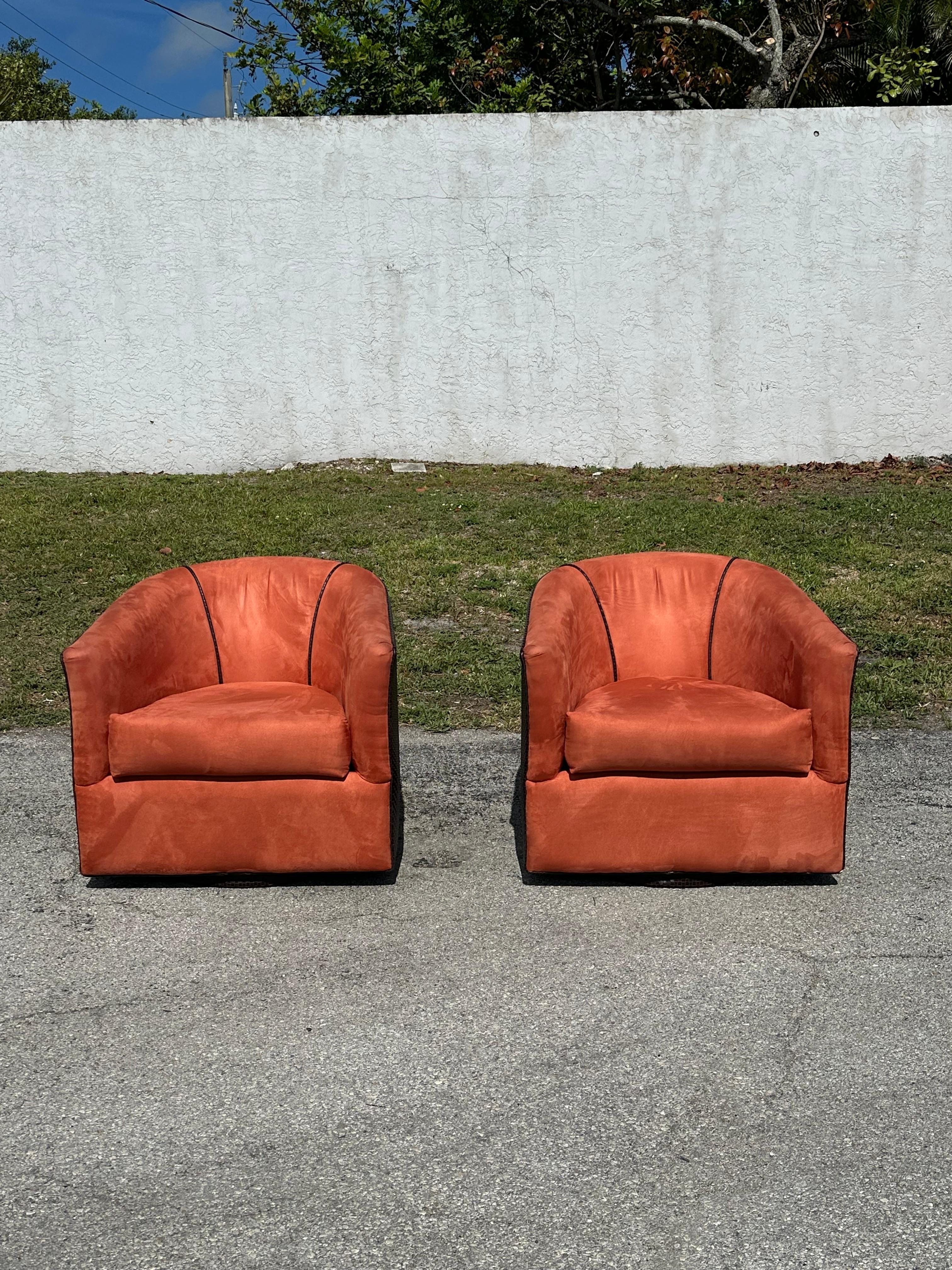 1980er Milo Baughman Orange Brown Kunstleder geflochtene Fassstühle, Satz von 2 (Postmoderne) im Angebot
