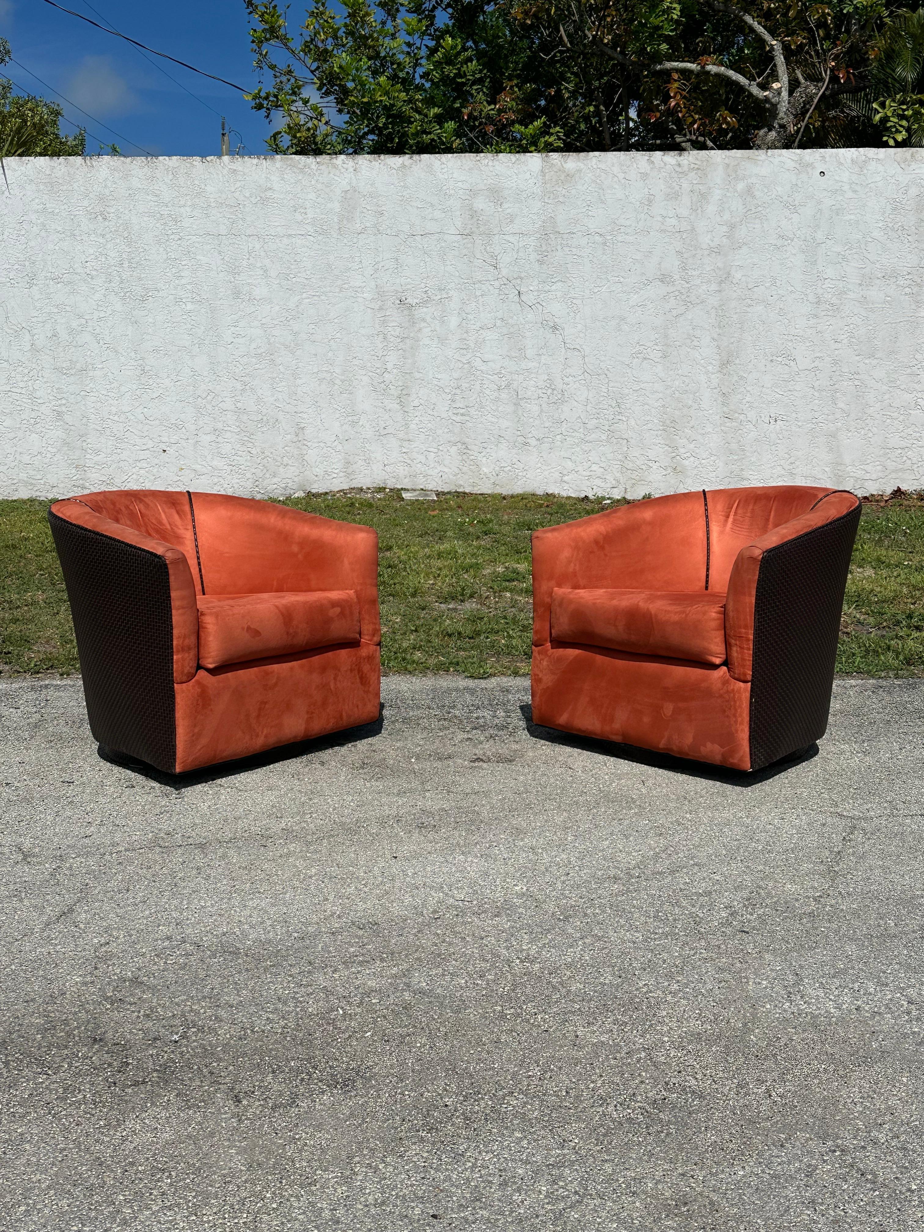 1980er Milo Baughman Orange Brown Kunstleder geflochtene Fassstühle, Satz von 2 (amerikanisch) im Angebot