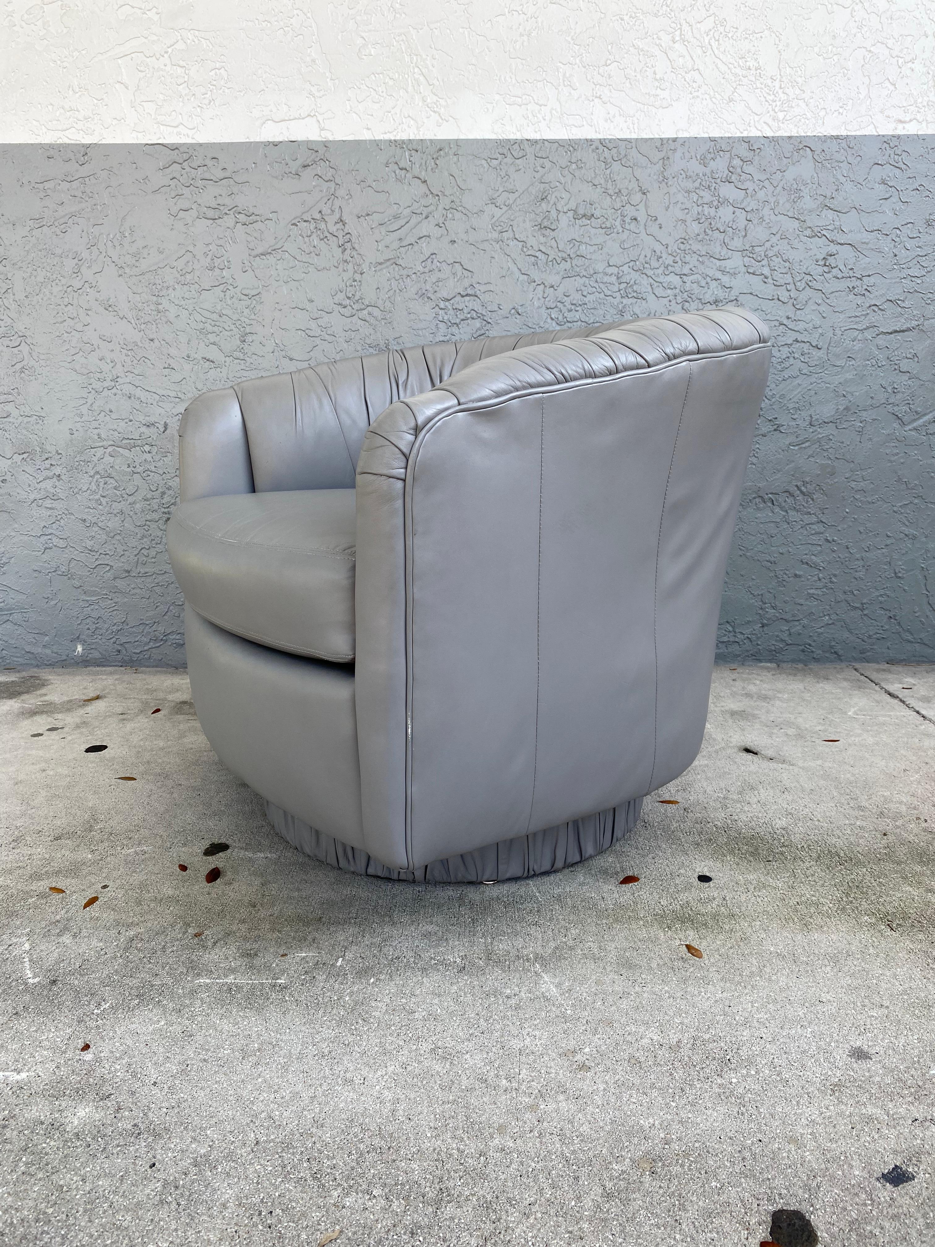 Chaise pivotante Milo Baughman des années 1980 en forme de tonneau gris plissé en vente 3