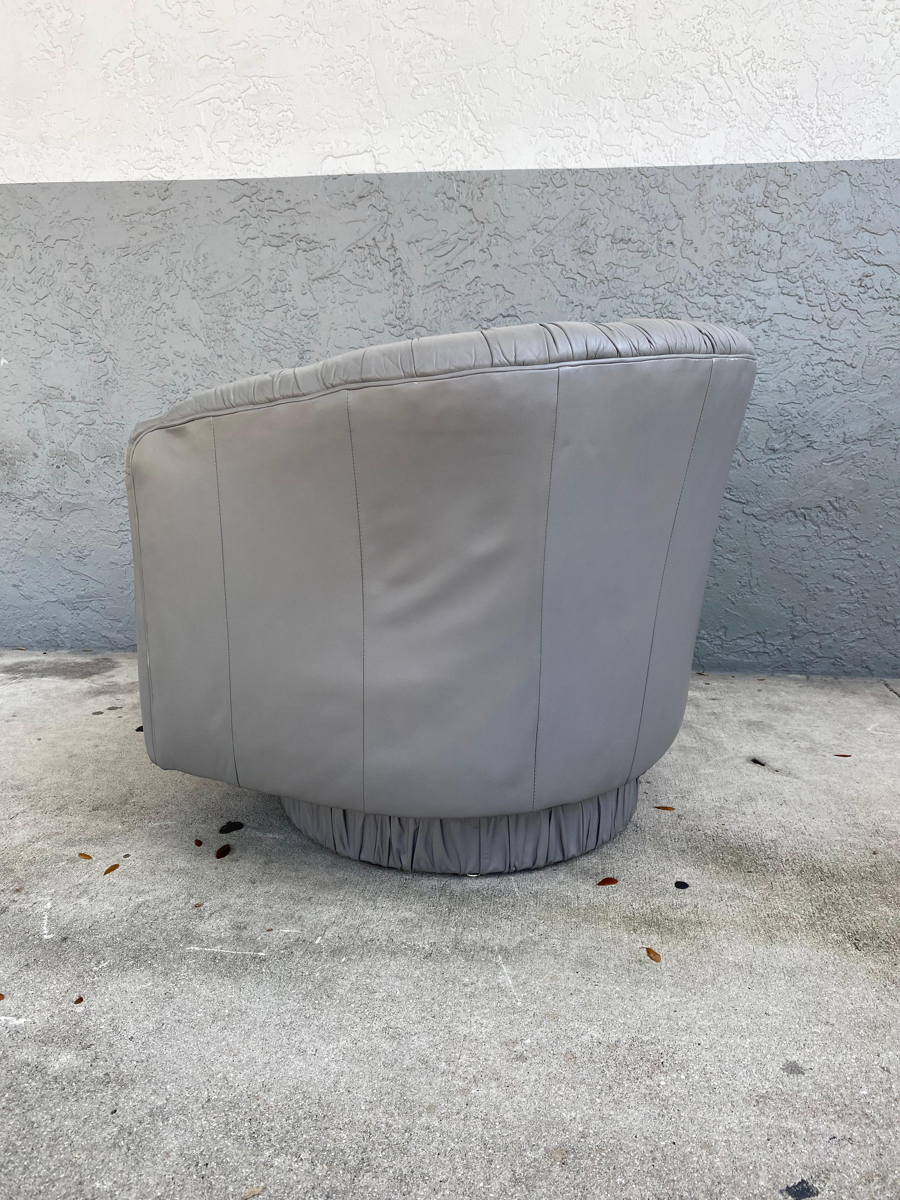 1980s Milo Baughman Pleaded Gray Barrel Swivel Chair In Good Condition For Sale In Fort Lauderdale, FL
