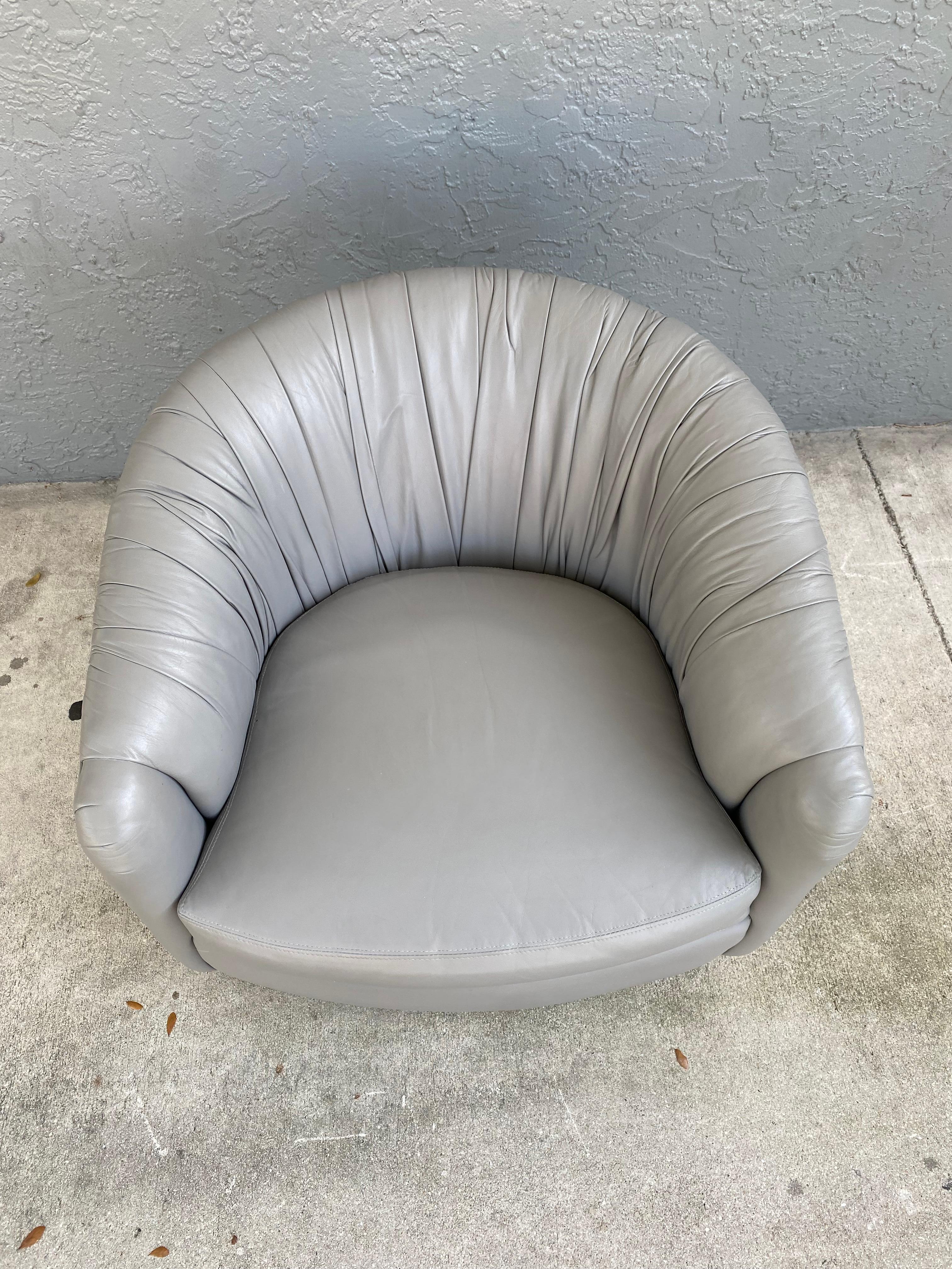 Fin du 20e siècle Chaise pivotante Milo Baughman des années 1980 en forme de tonneau gris plissé en vente