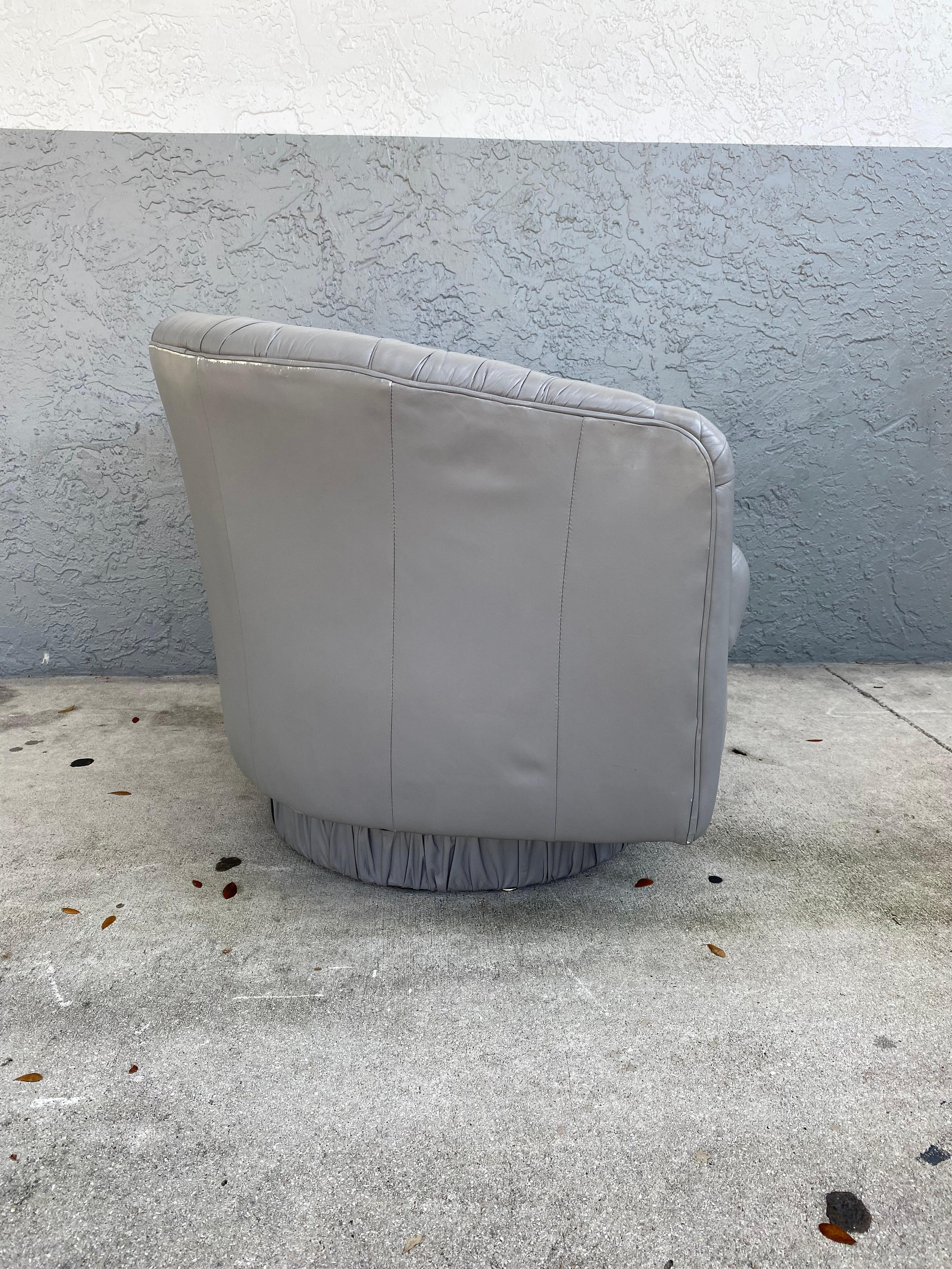 Chaise pivotante Milo Baughman des années 1980 en forme de tonneau gris plissé en vente 1
