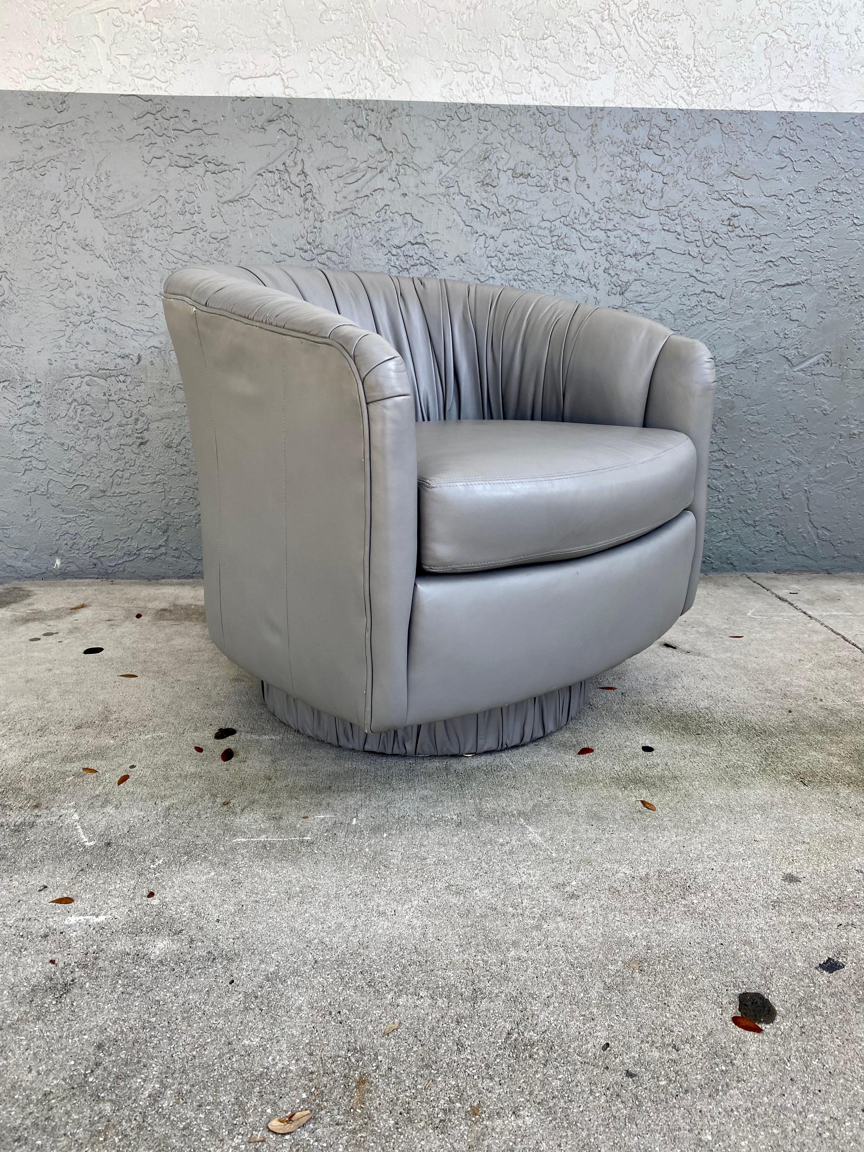 Nous vous proposons ici l'un des plus beaux fauteuils pivotants que vous puissiez espérer trouver. Il s'agit d'une occasion très rare d'acquérir ce qui est, sans équivoque, le meilleur des meilleurs, car il s'agit d'une chaise très spectaculaire et