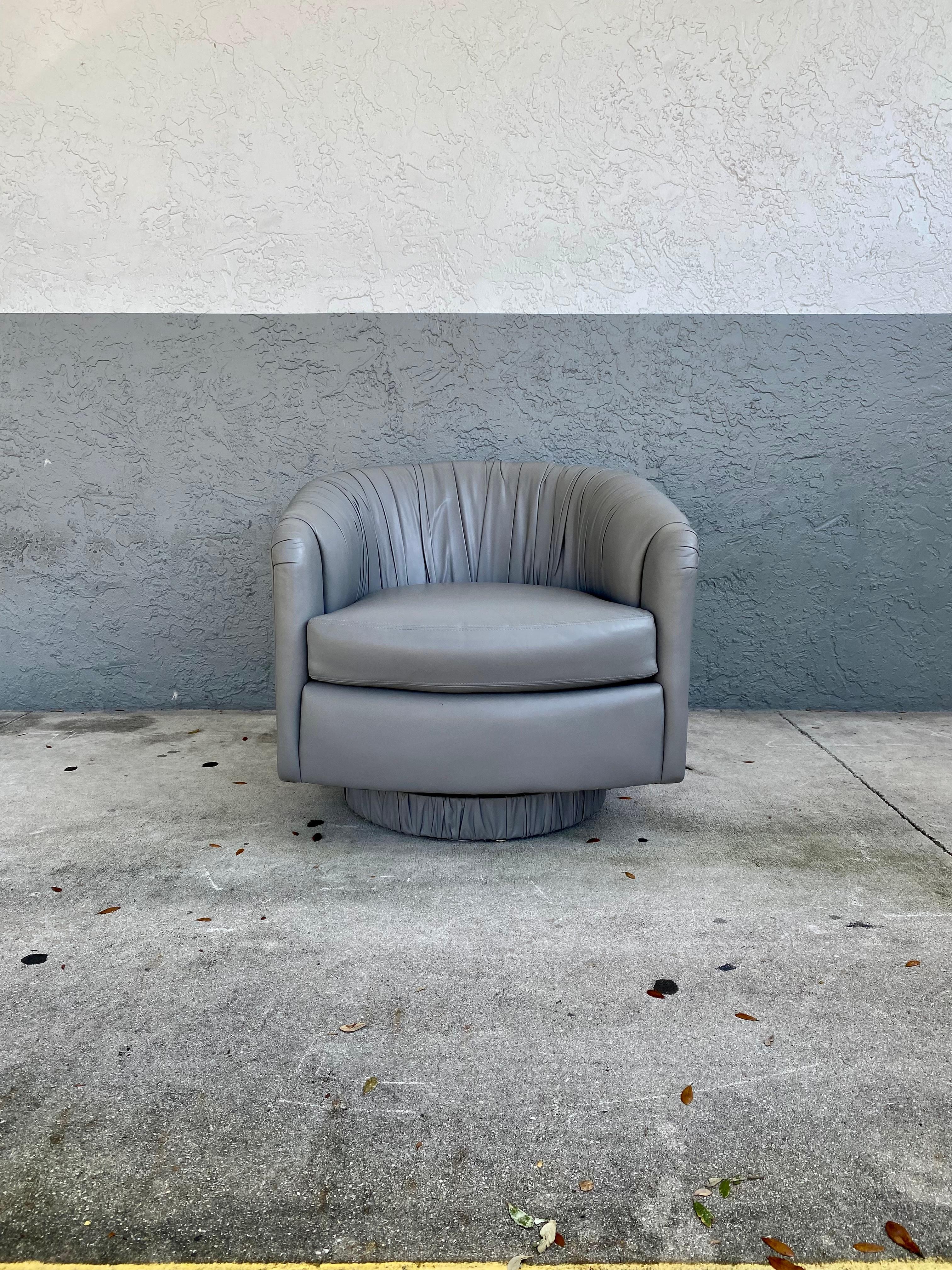 Imitation cuir Chaise pivotante Milo Baughman des années 1980 en forme de tonneau gris plissé en vente