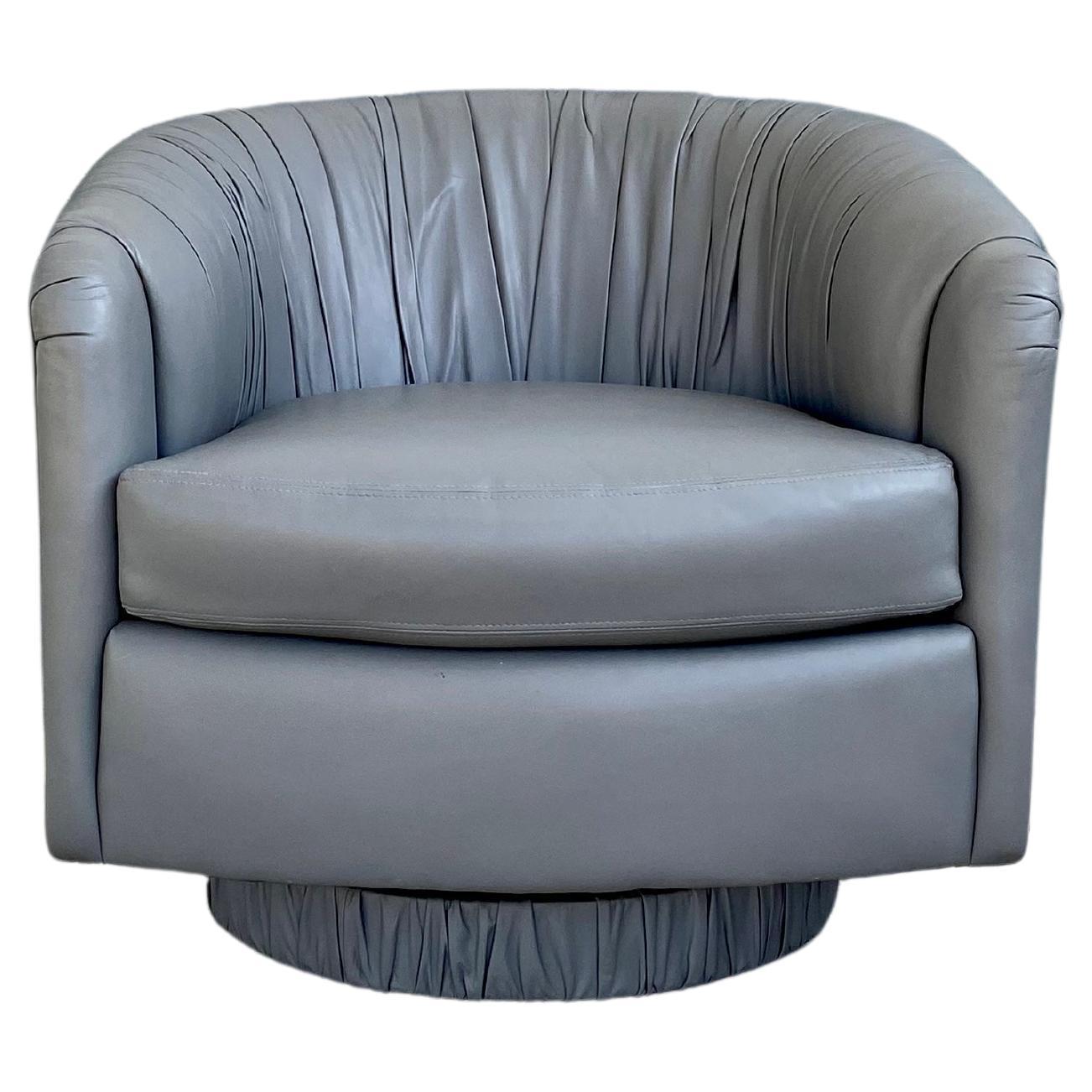 Chaise pivotante Milo Baughman des années 1980 en forme de tonneau gris plissé en vente