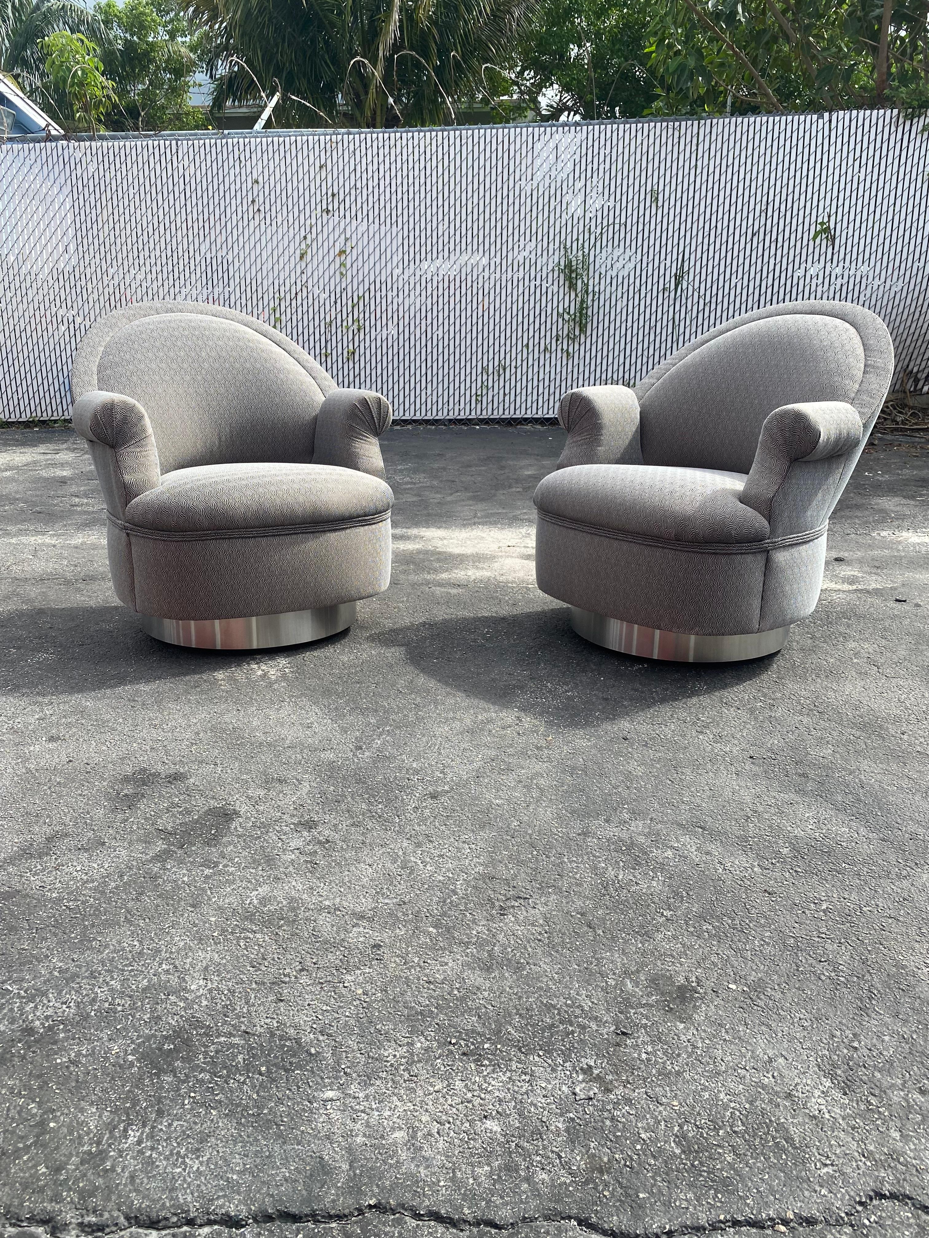 On offer on this occasion is one of the most stunning, swivel chairs you could hope to find. This is an ultra-rare opportunity to acquire what is, unequivocally, the best of the best, it being a most spectacular and beautifully-presented chairs.