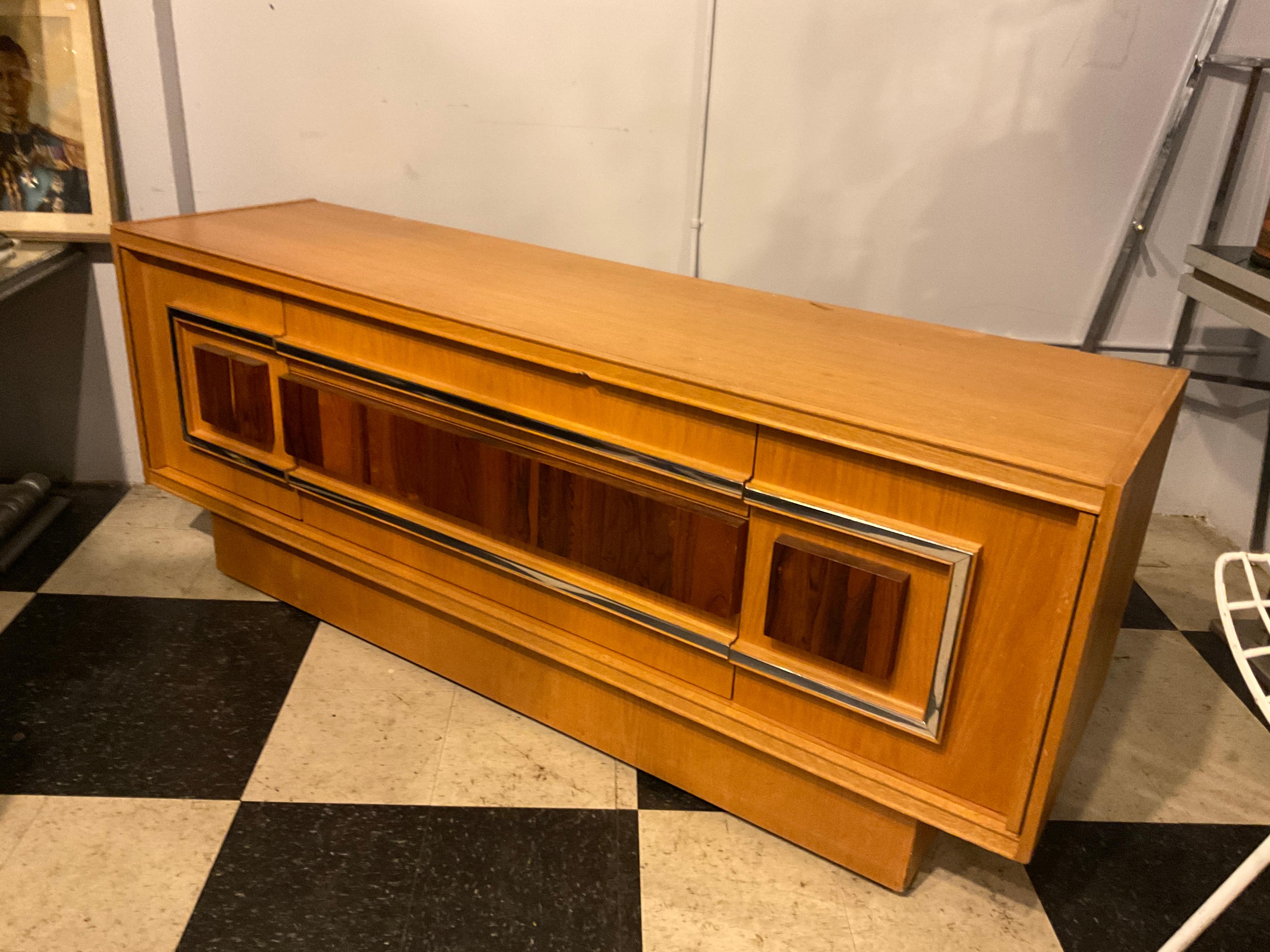 Comò in stile Milo Baughman degli anni '80 con palissandro e cromo  Accenti In condizioni buone in vendita a Tarrytown, NY