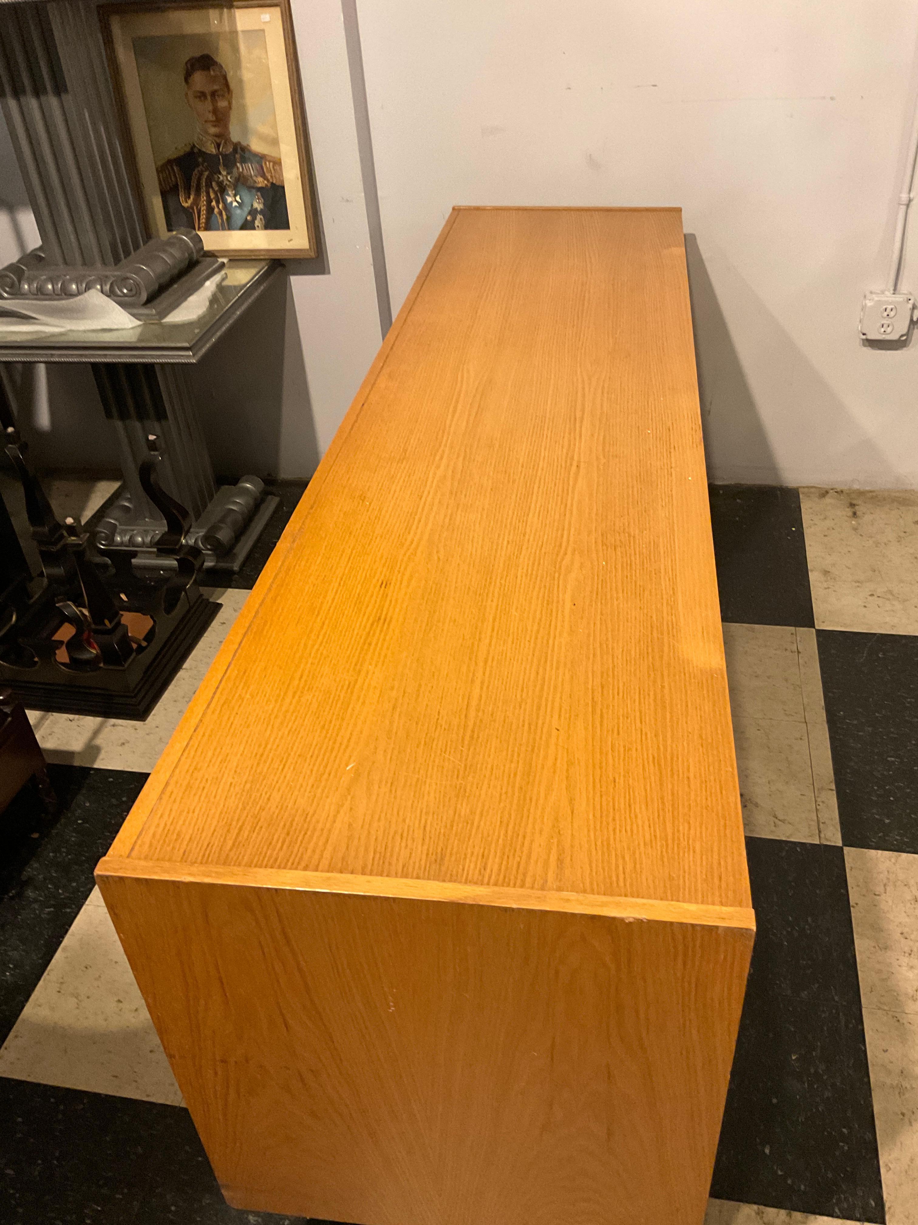 Legno Comò in stile Milo Baughman degli anni '80 con palissandro e cromo  Accenti in vendita