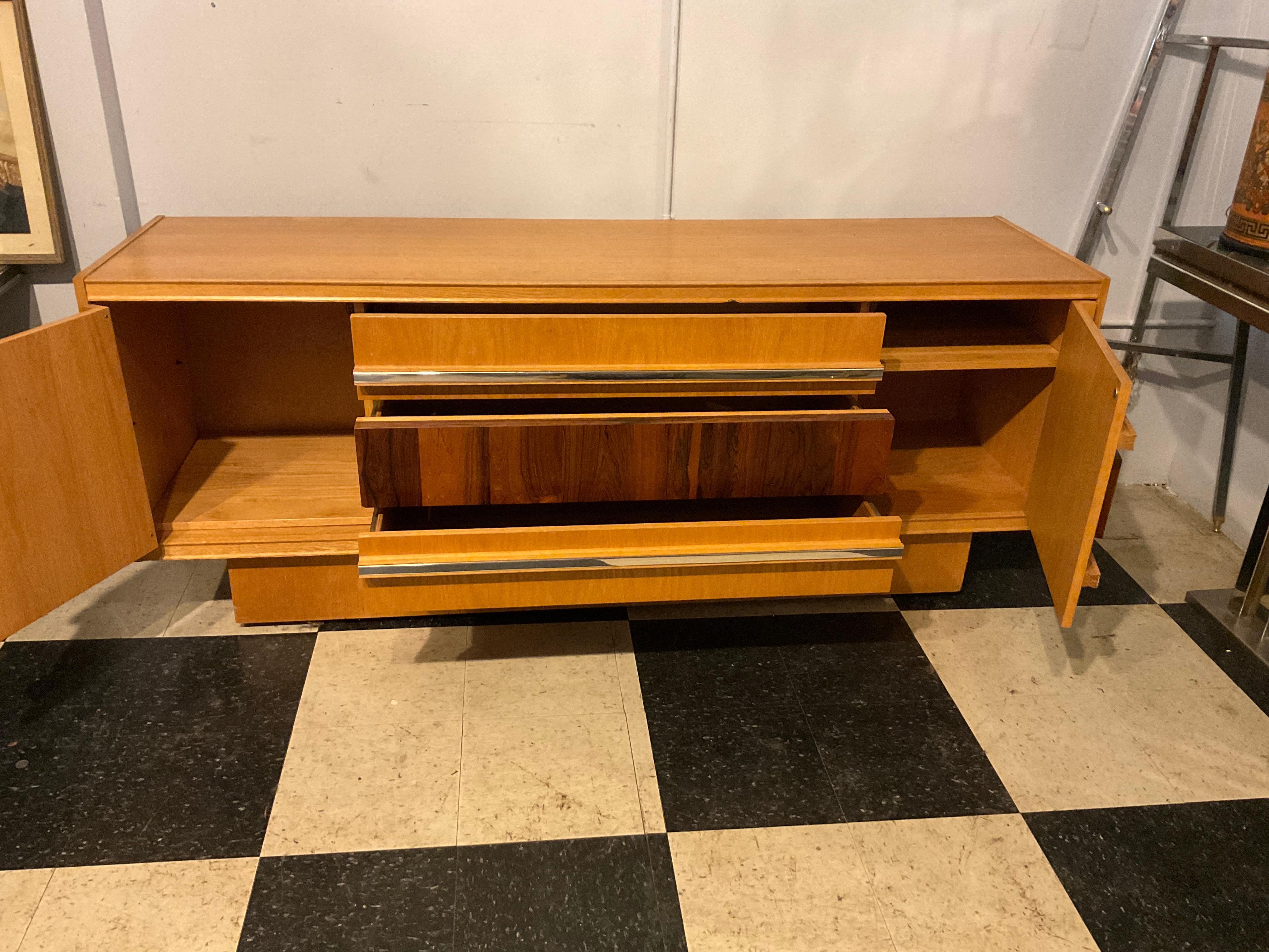 Comò in stile Milo Baughman degli anni '80 con palissandro e cromo  Accenti in vendita 3