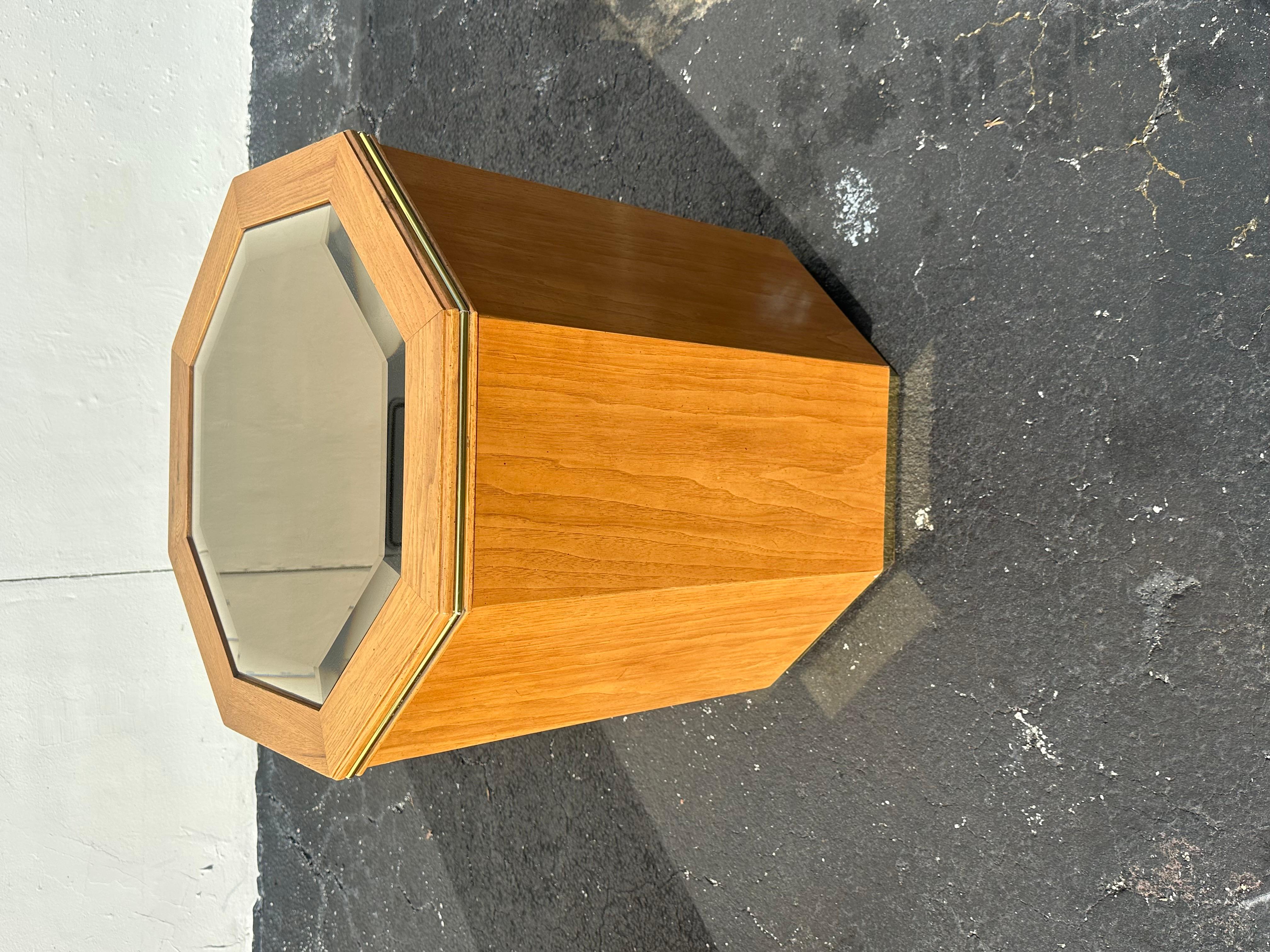 1980s Milo Buaghman Hexagonal Mirrored Pedestal End Tables, Set of 2 For Sale 5