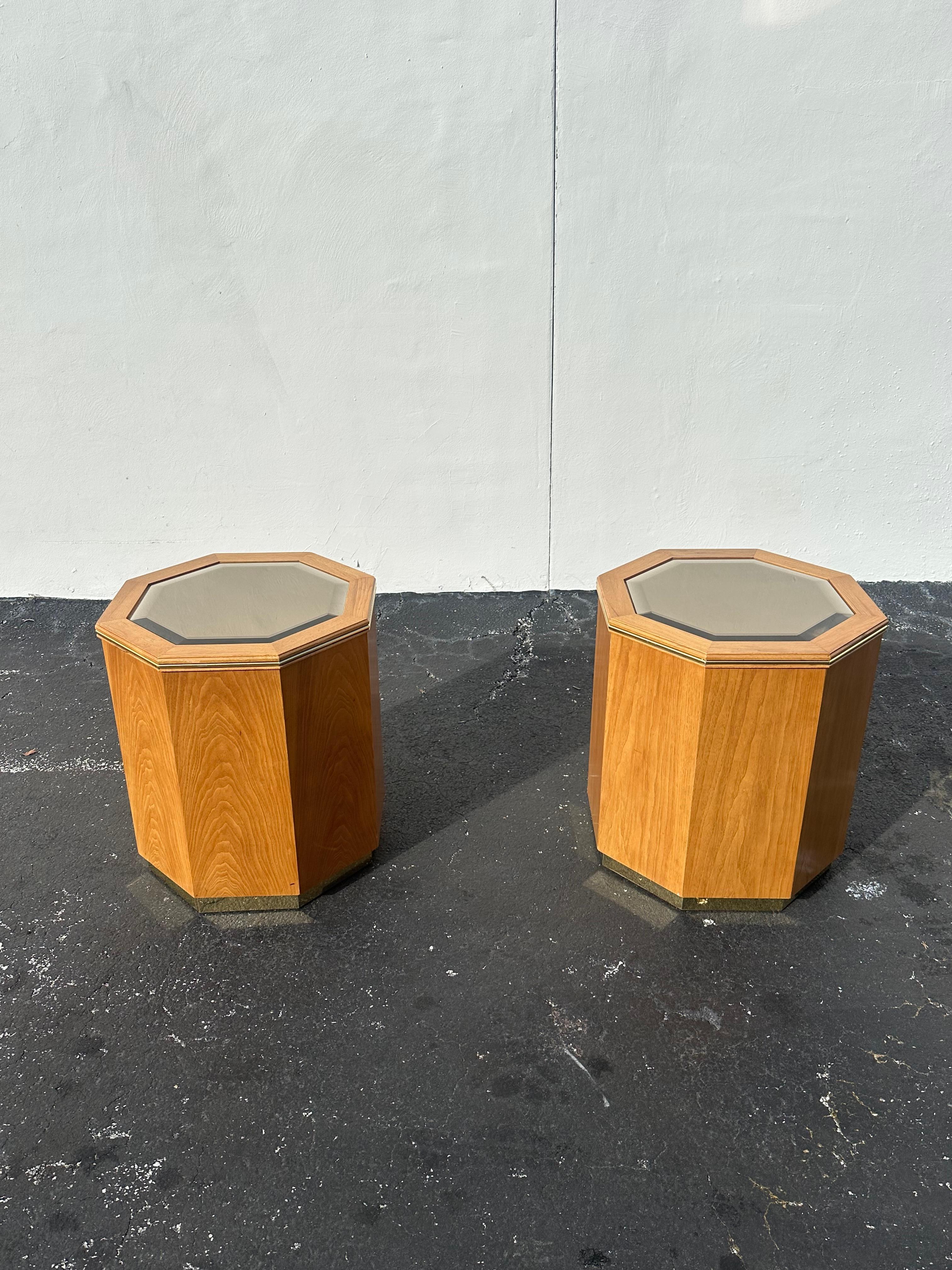 Hollywood Regency Tavolini esagonali con piedistallo a specchio di Milo Buaghman degli anni '80, set di 2 in vendita